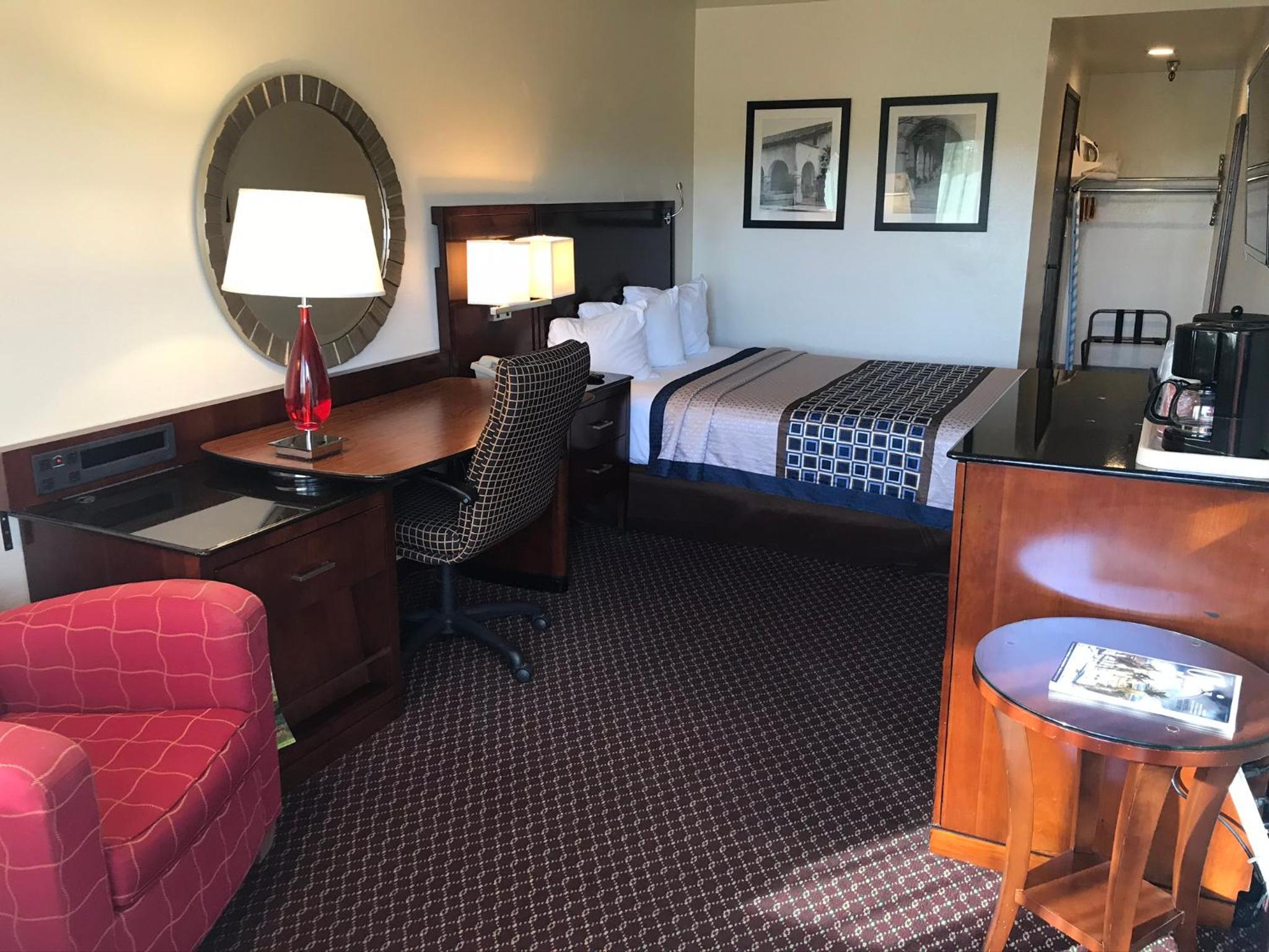 Queen Room photo 2