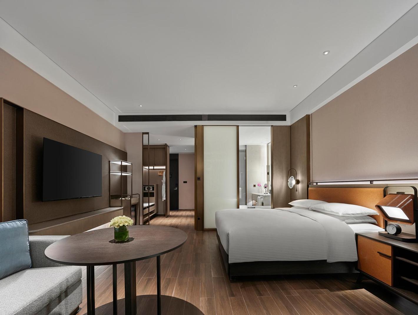 Deluxe King Room - Photo 2