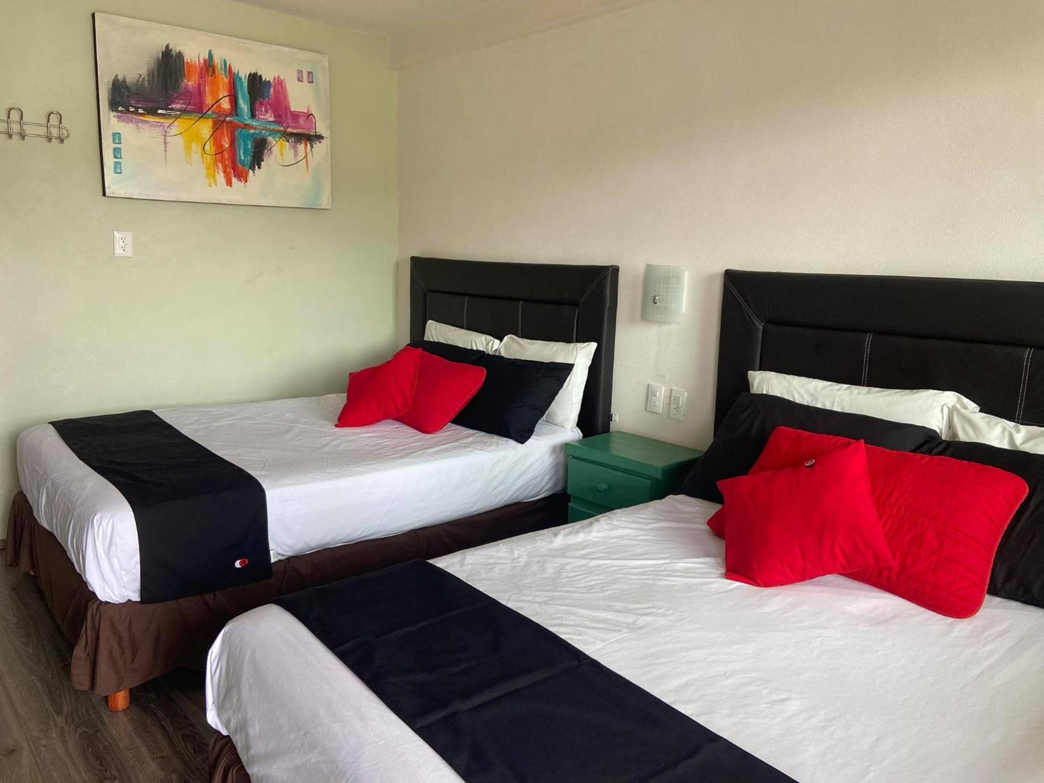 Queen Room with Two Queen Beds photo 2