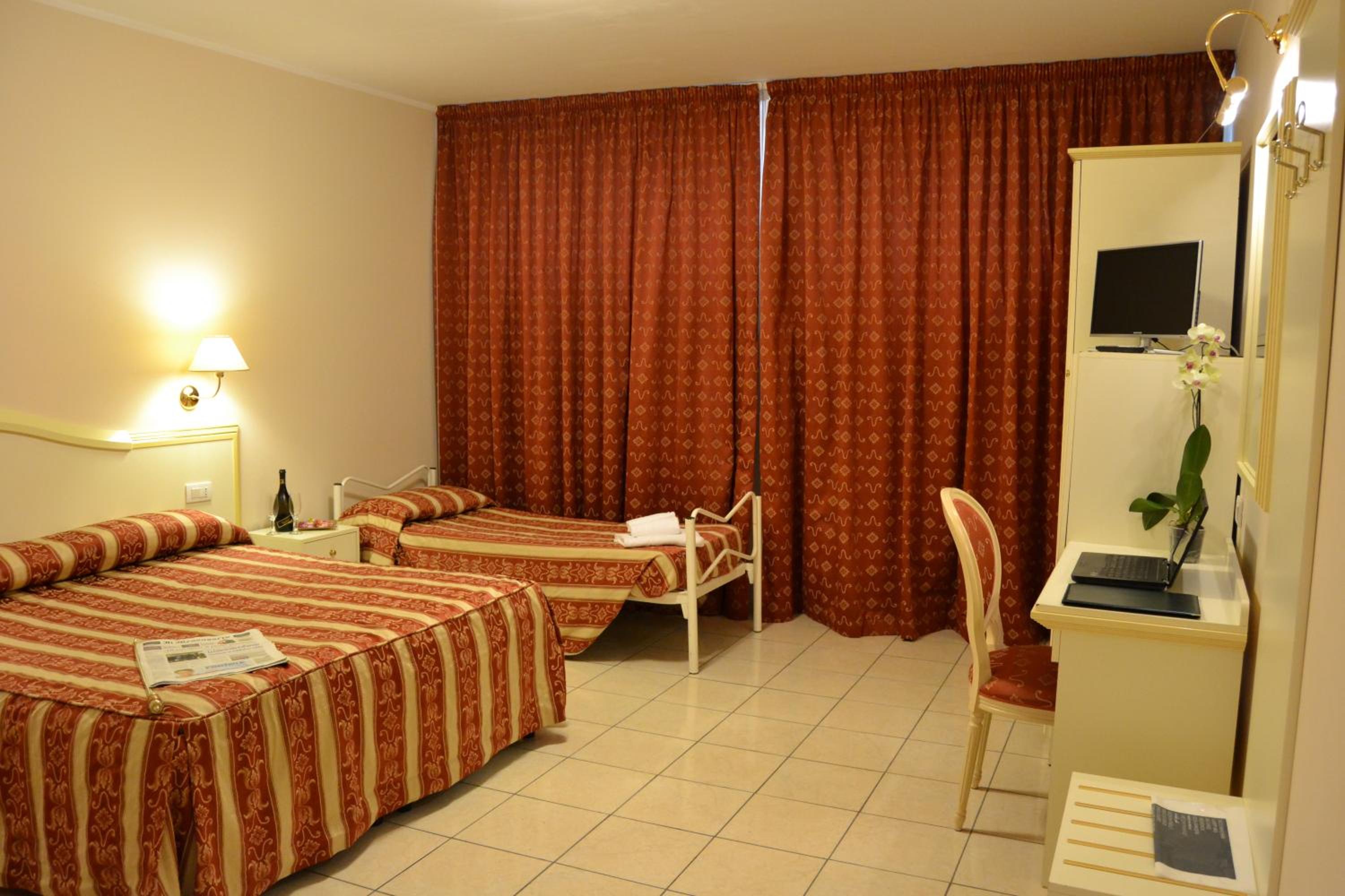 Quadruple Room - Disability Access photo 3