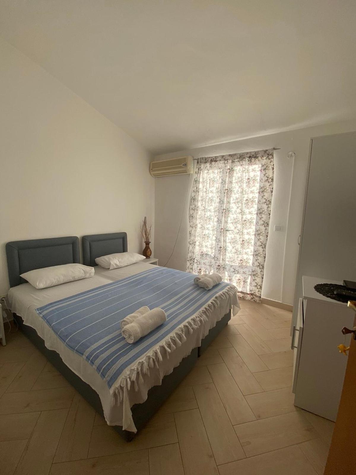 One-Bedroom Apartment with Sea View and Balcony
