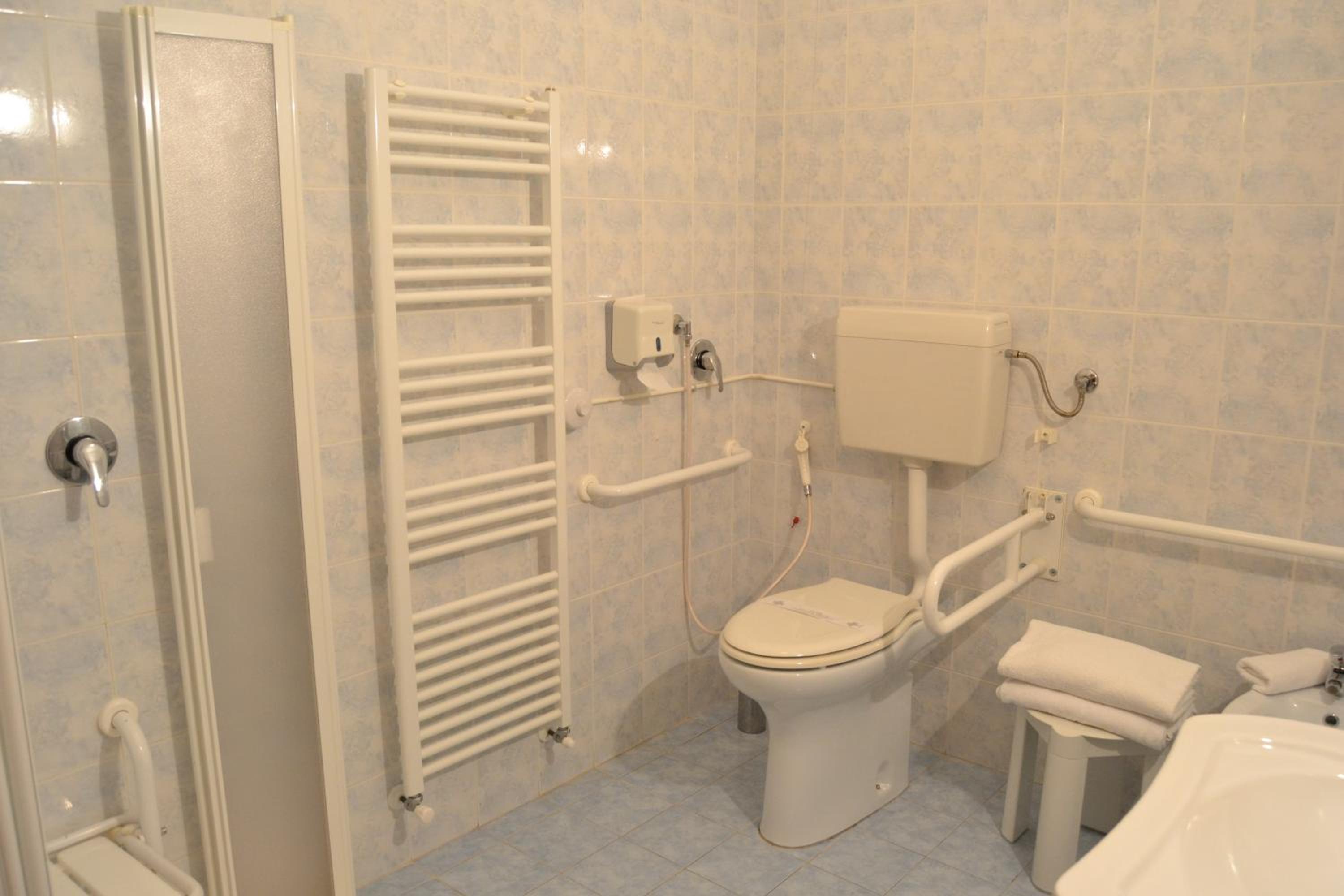 Quadruple Room - Disability Access photo 2