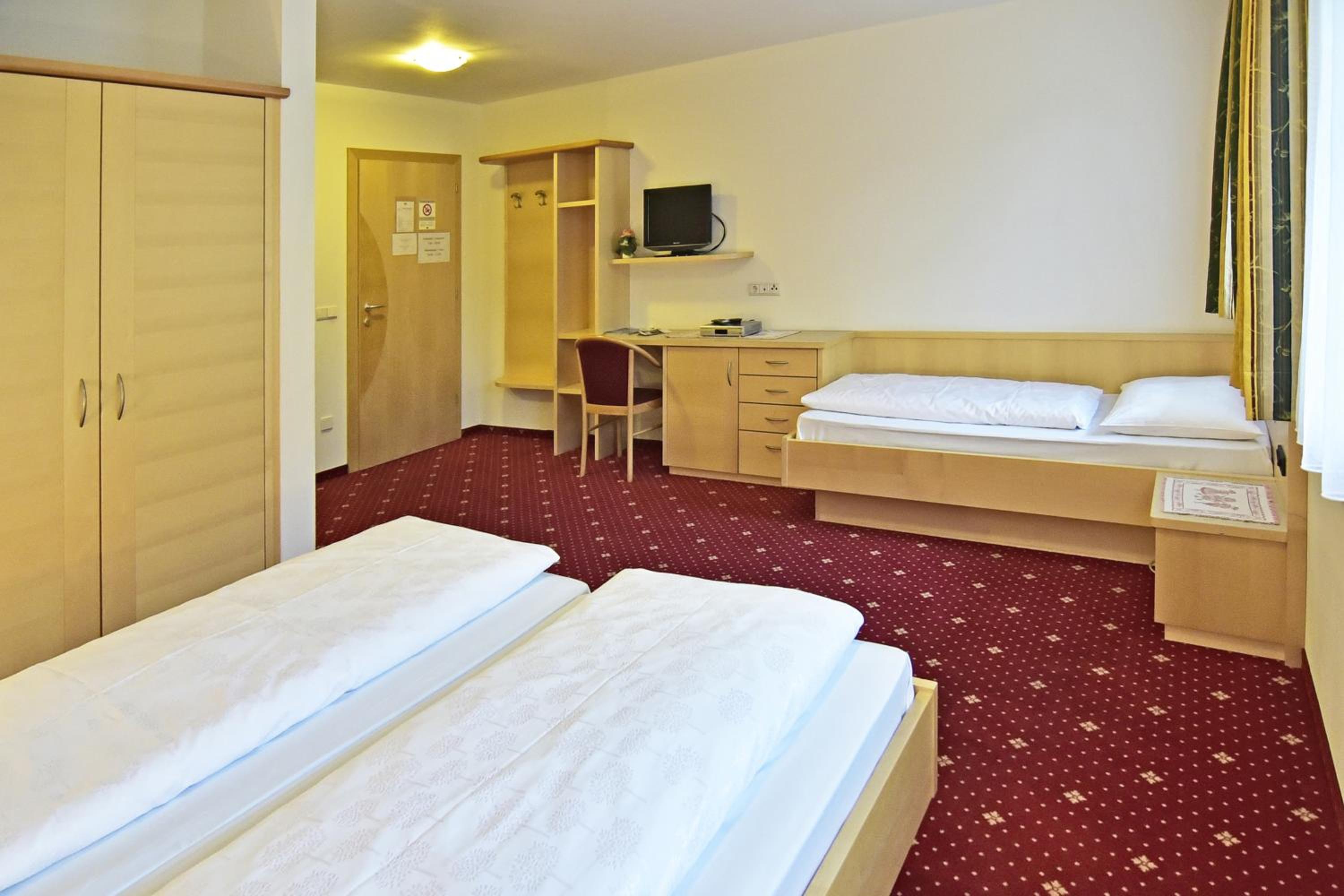 Large Double Room photo 3