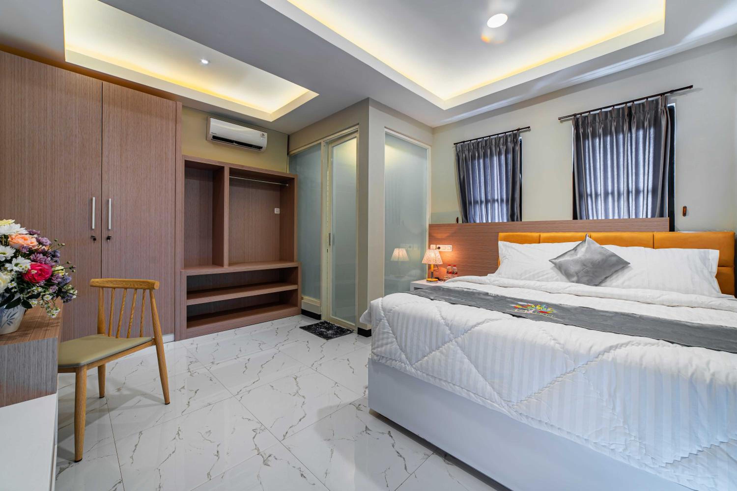 Suite - Photo 1
