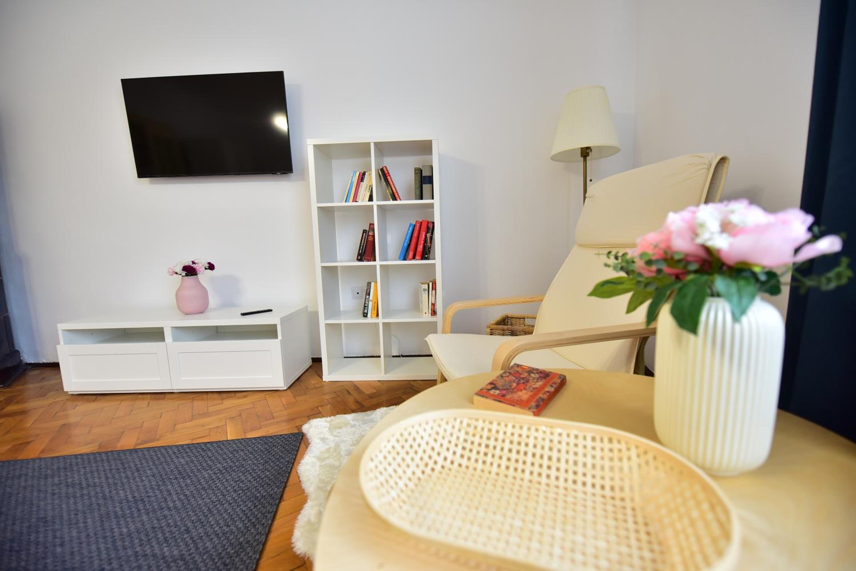 One-Bedroom House - Photo 34