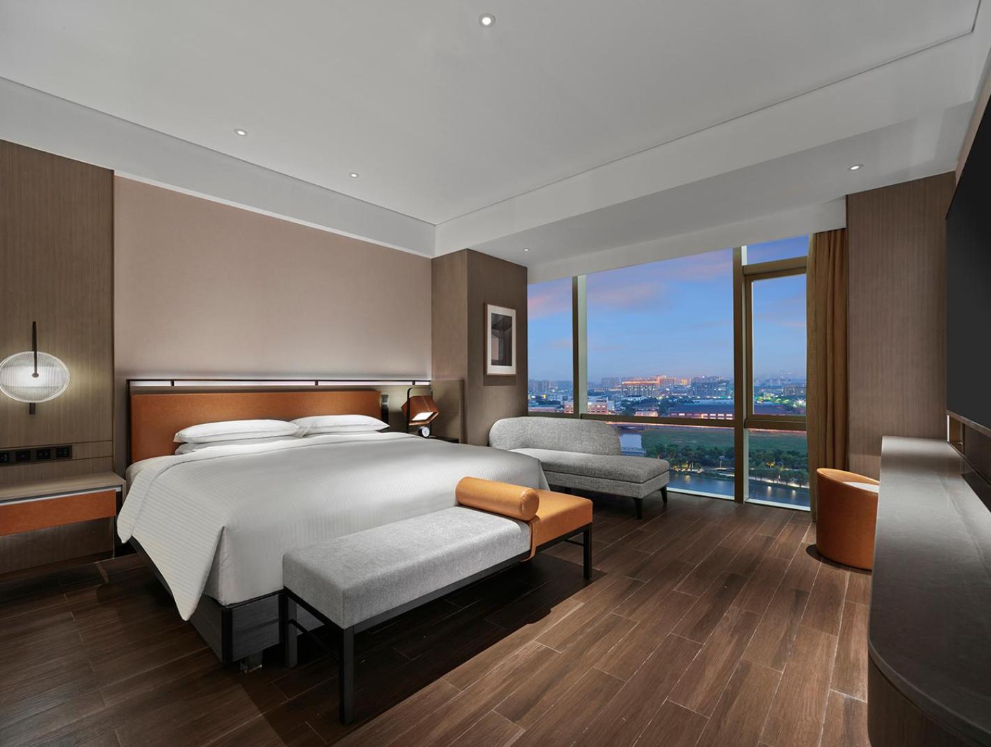King Room with Lake View - Club Access