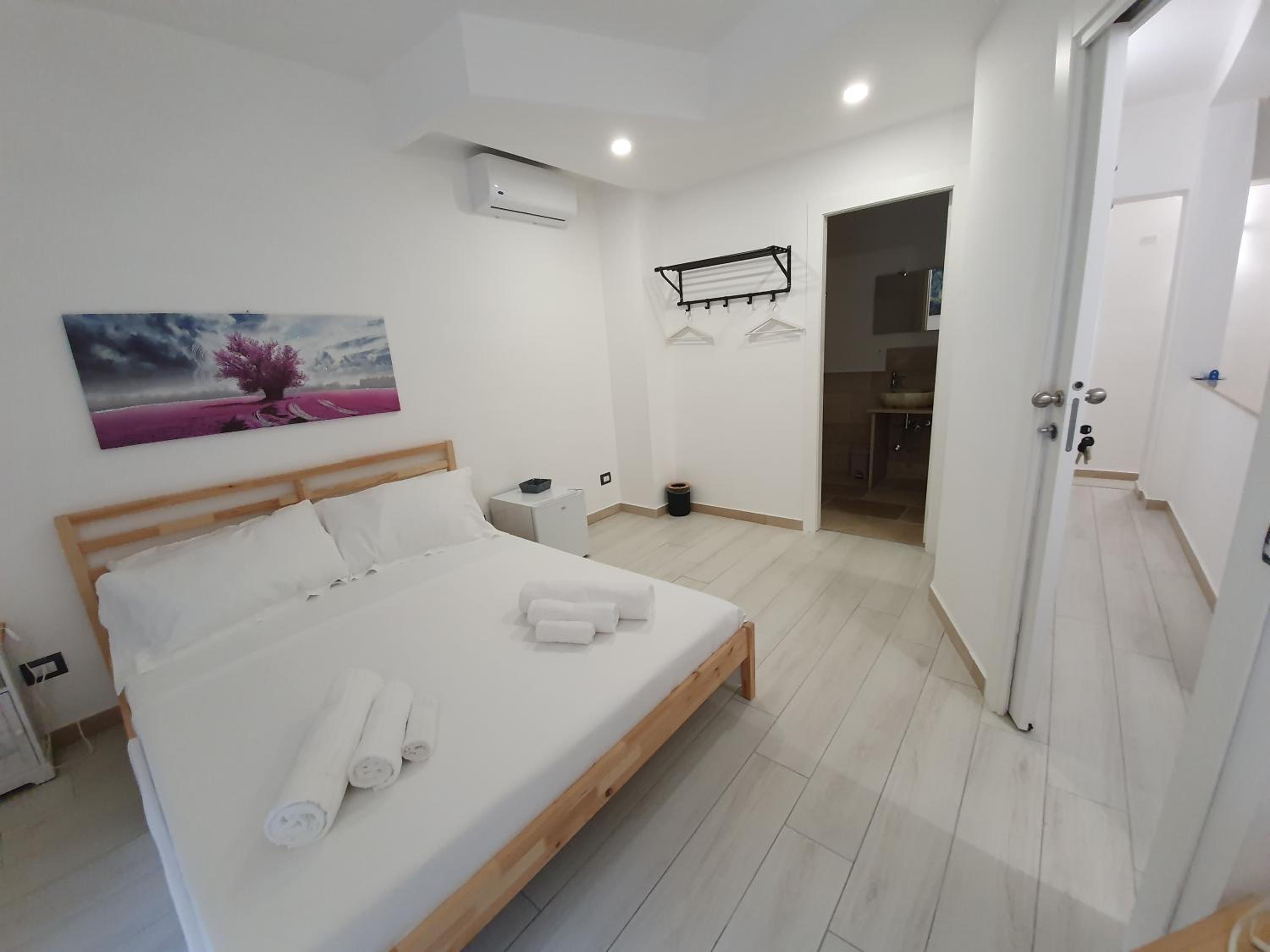 Deluxe Double Room with Balcony - Photo 4
