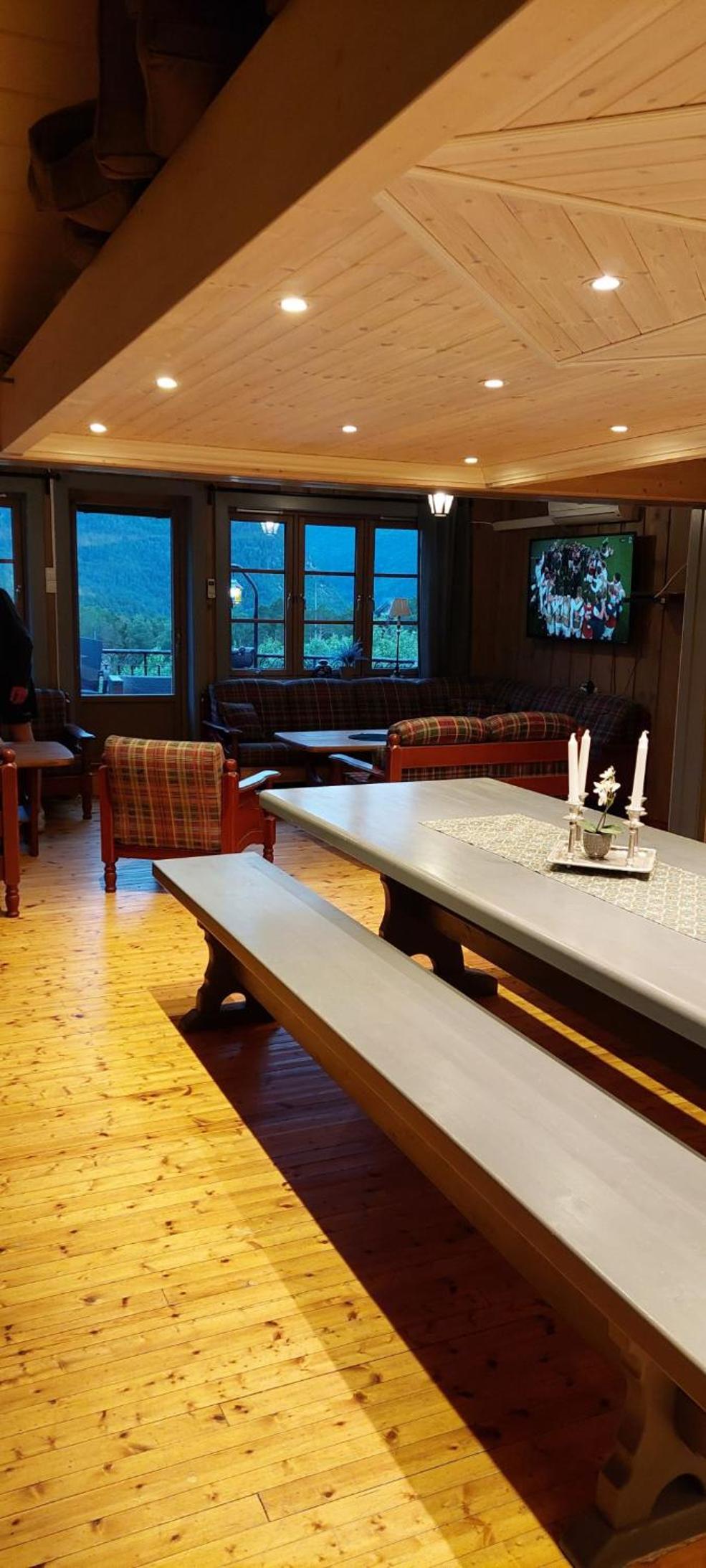 Family Room with Mountain View - Photo 4