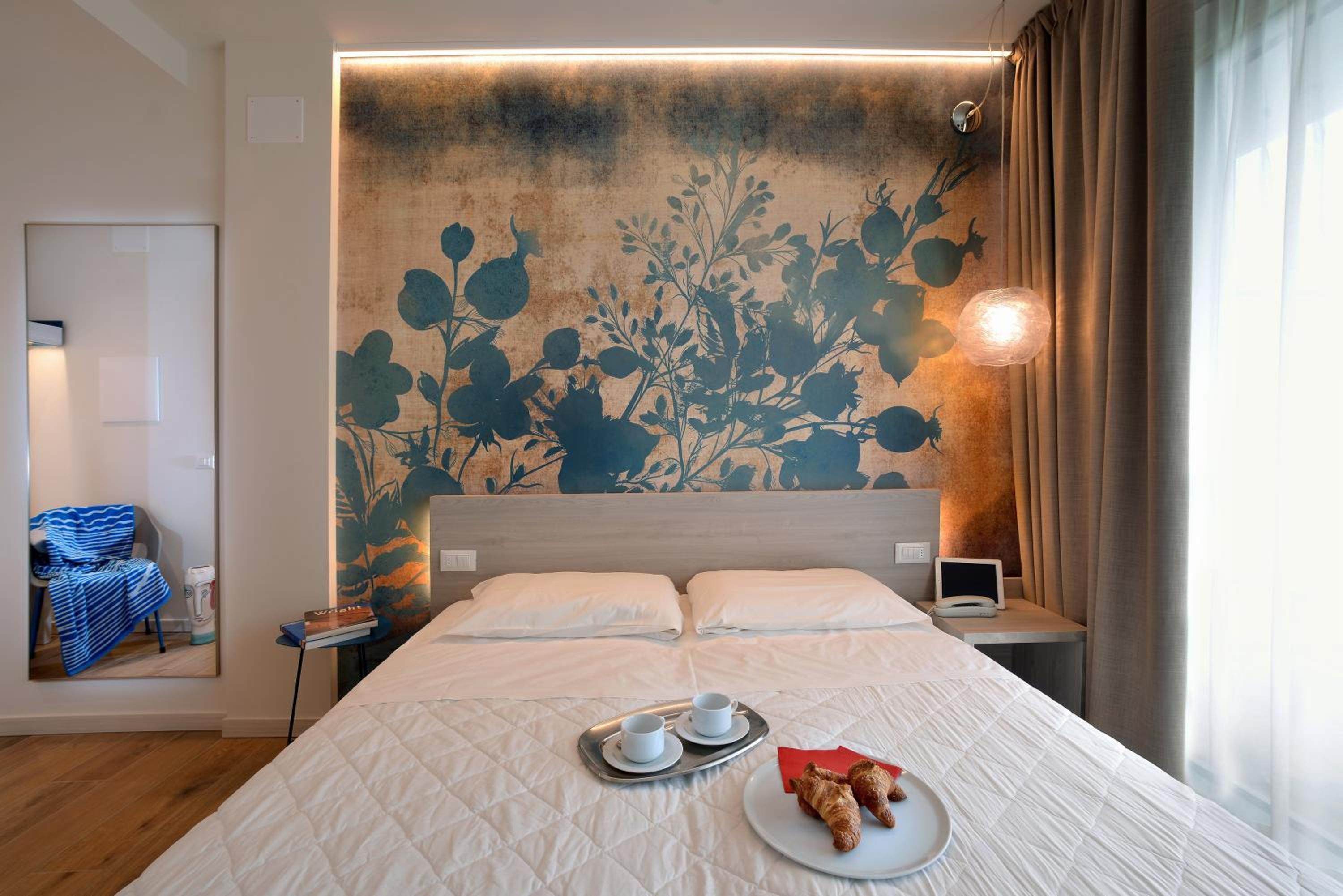 Deluxe Double Room - Photo 11