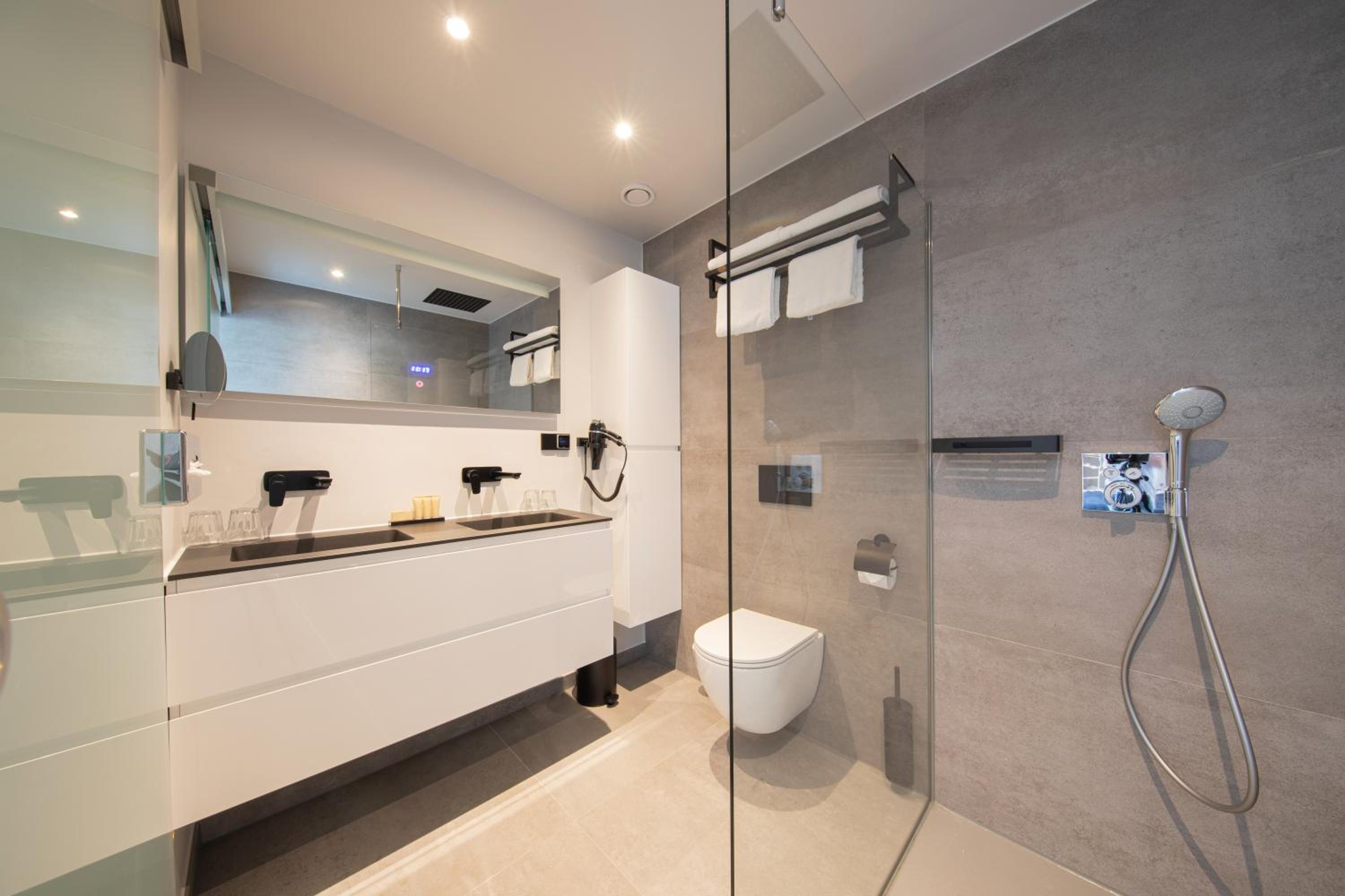 Superior Room with Spa Bath - Photo 4