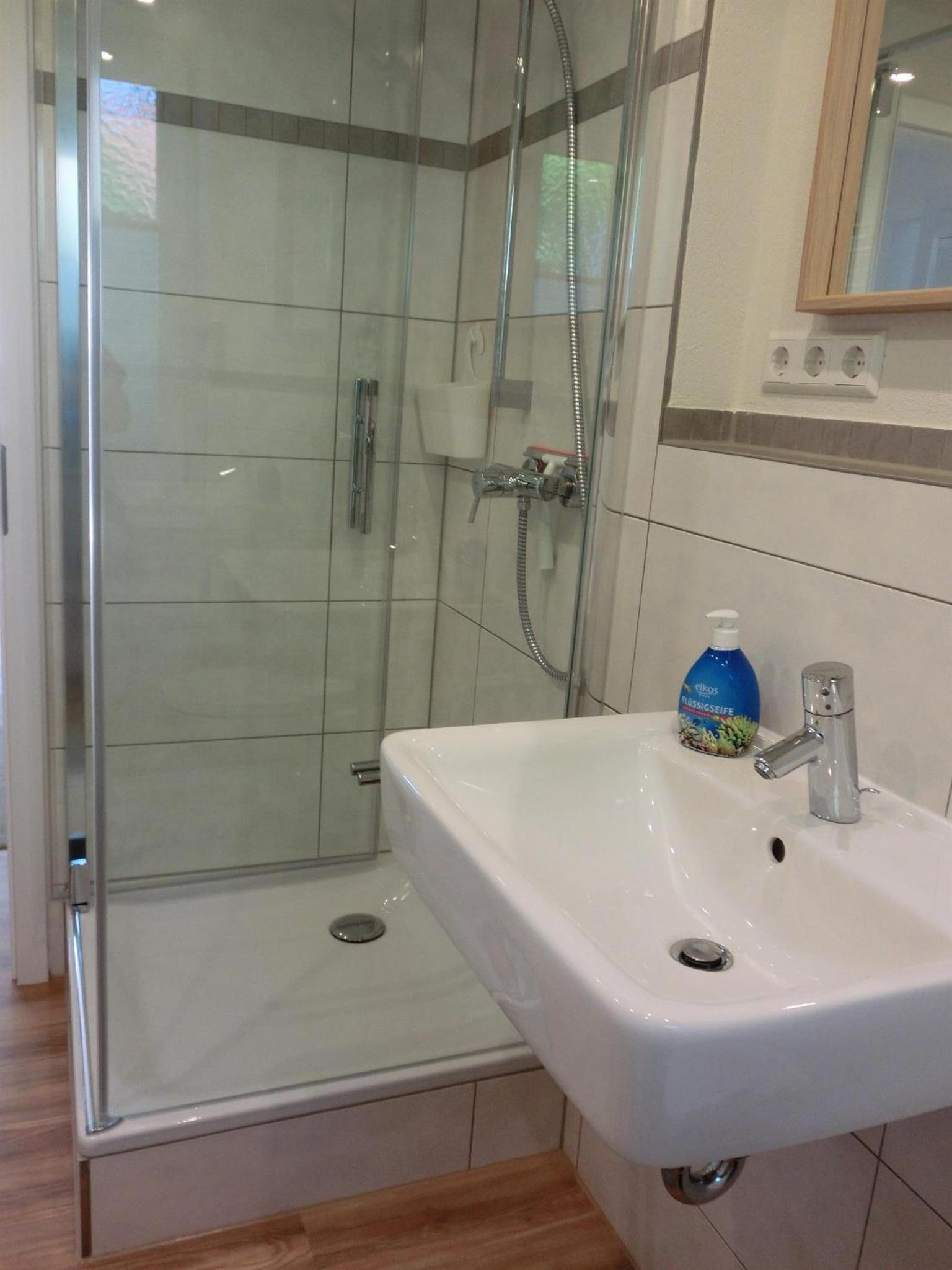 One-Bedroom Apartment with Shower photo 3