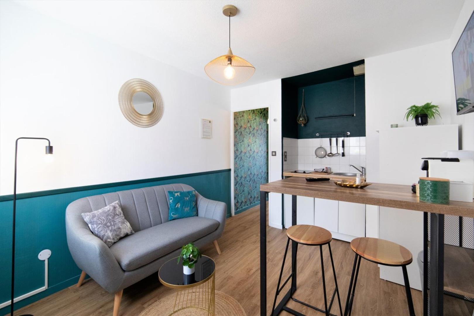One-Bedroom Apartment - Photo 2