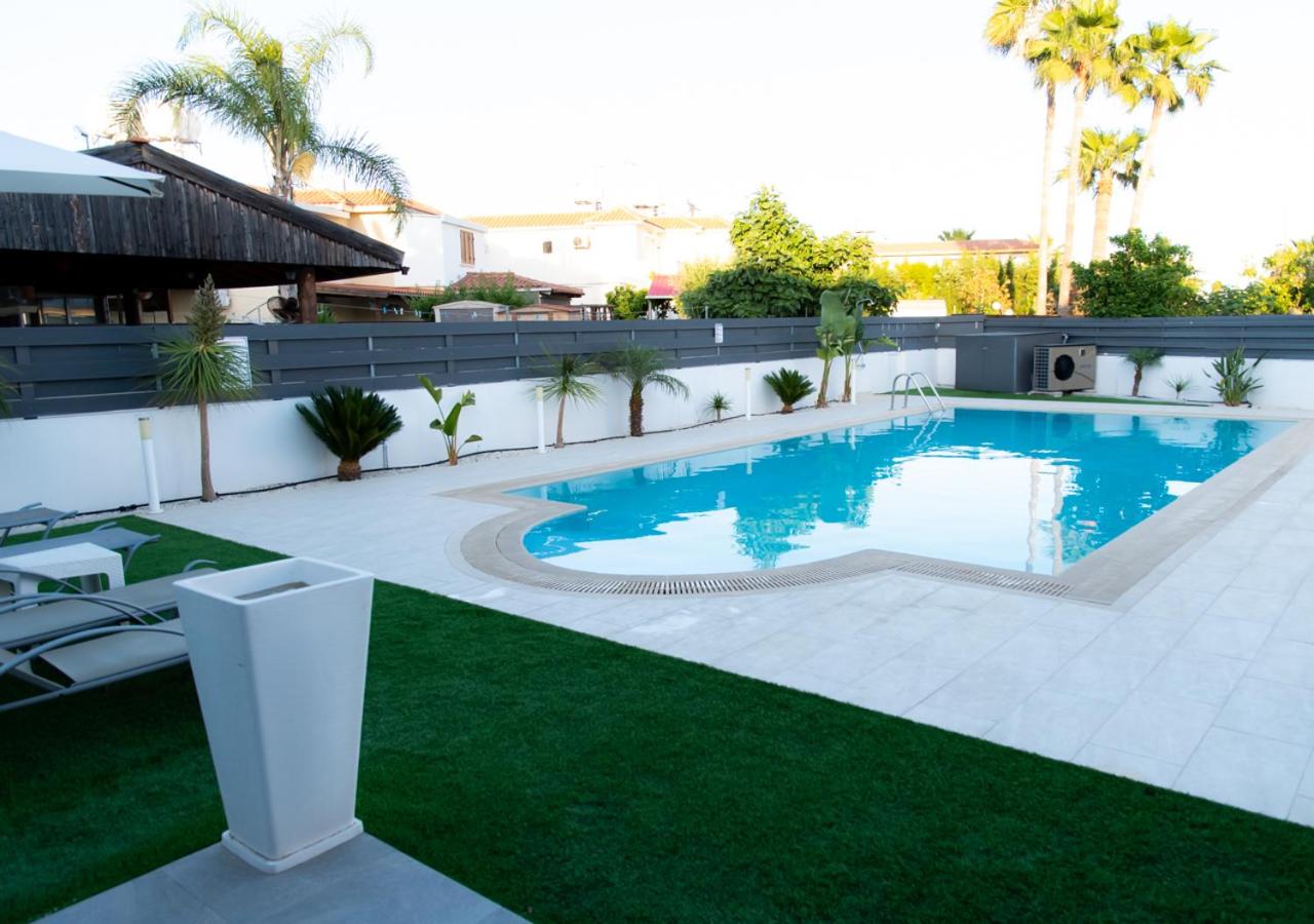 Apartment with Terrace photo 2