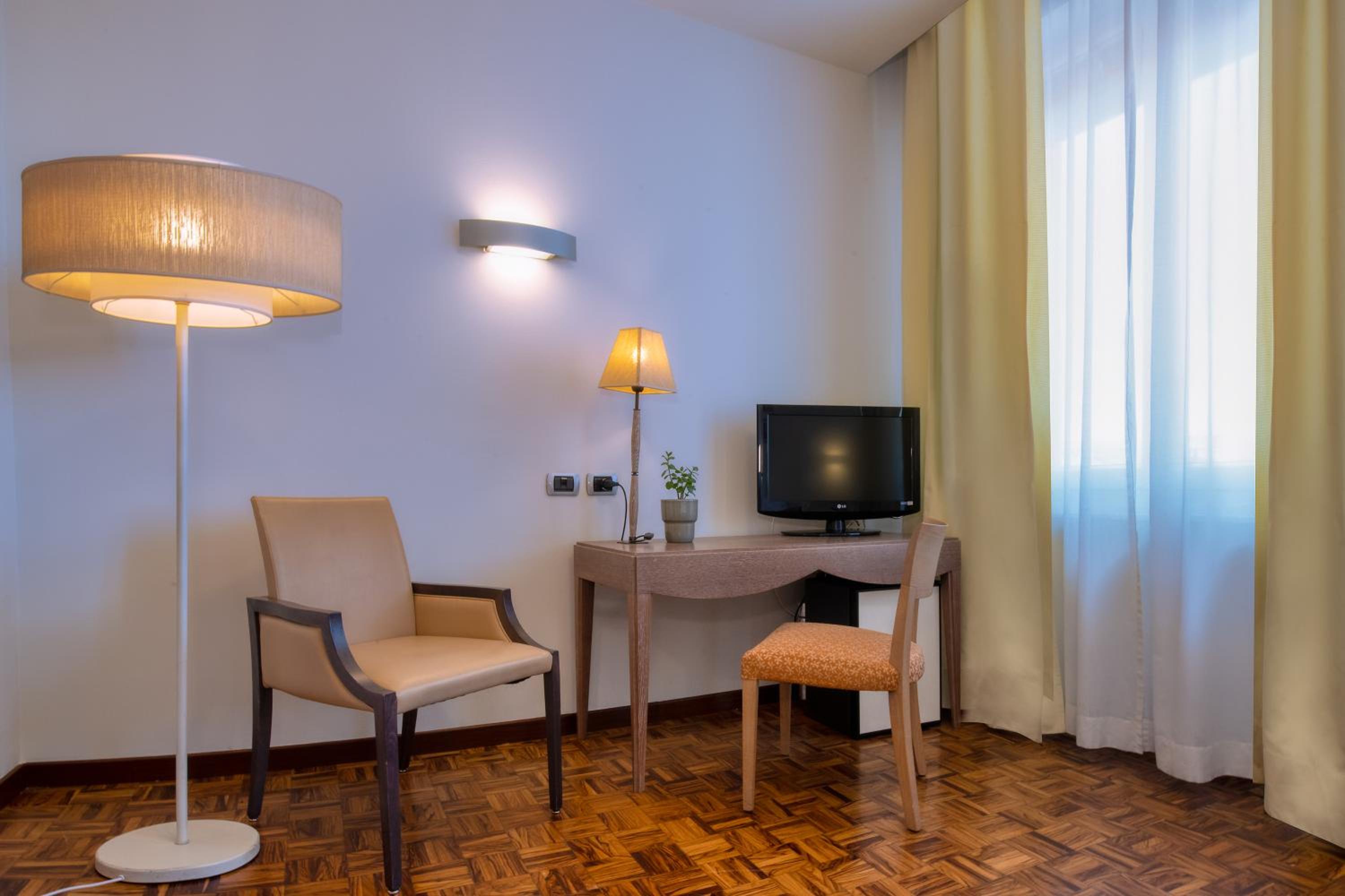 Standard Double or Twin Room - Photo 4