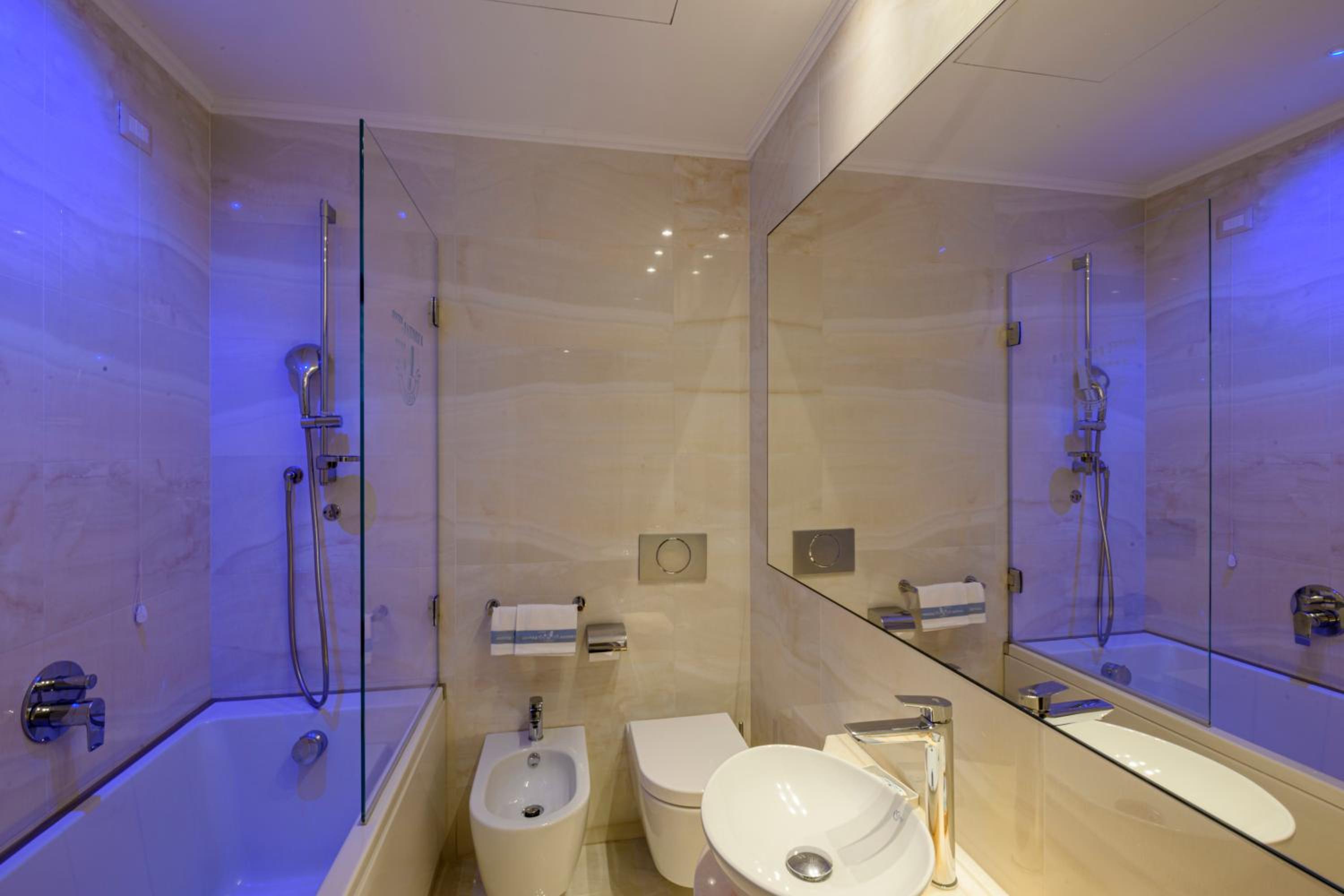 Deluxe Double Room - Photo 16