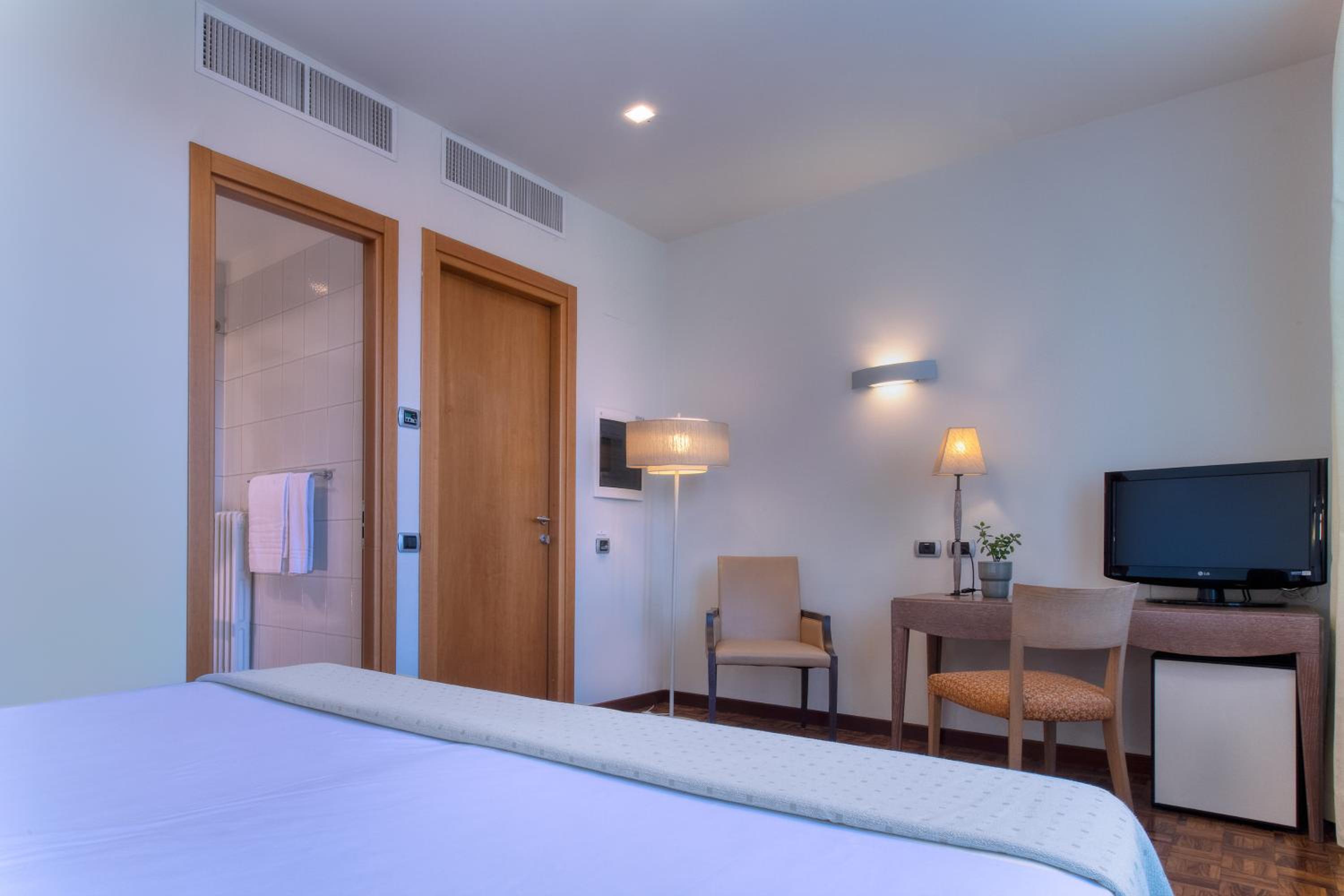 Standard Double or Twin Room - Photo 3