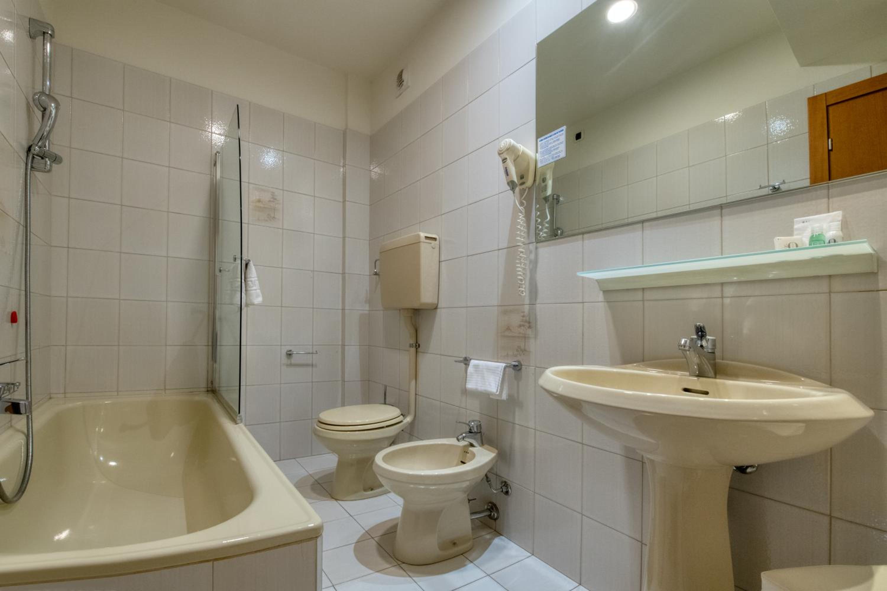 Standard Double or Twin Room - Photo 5