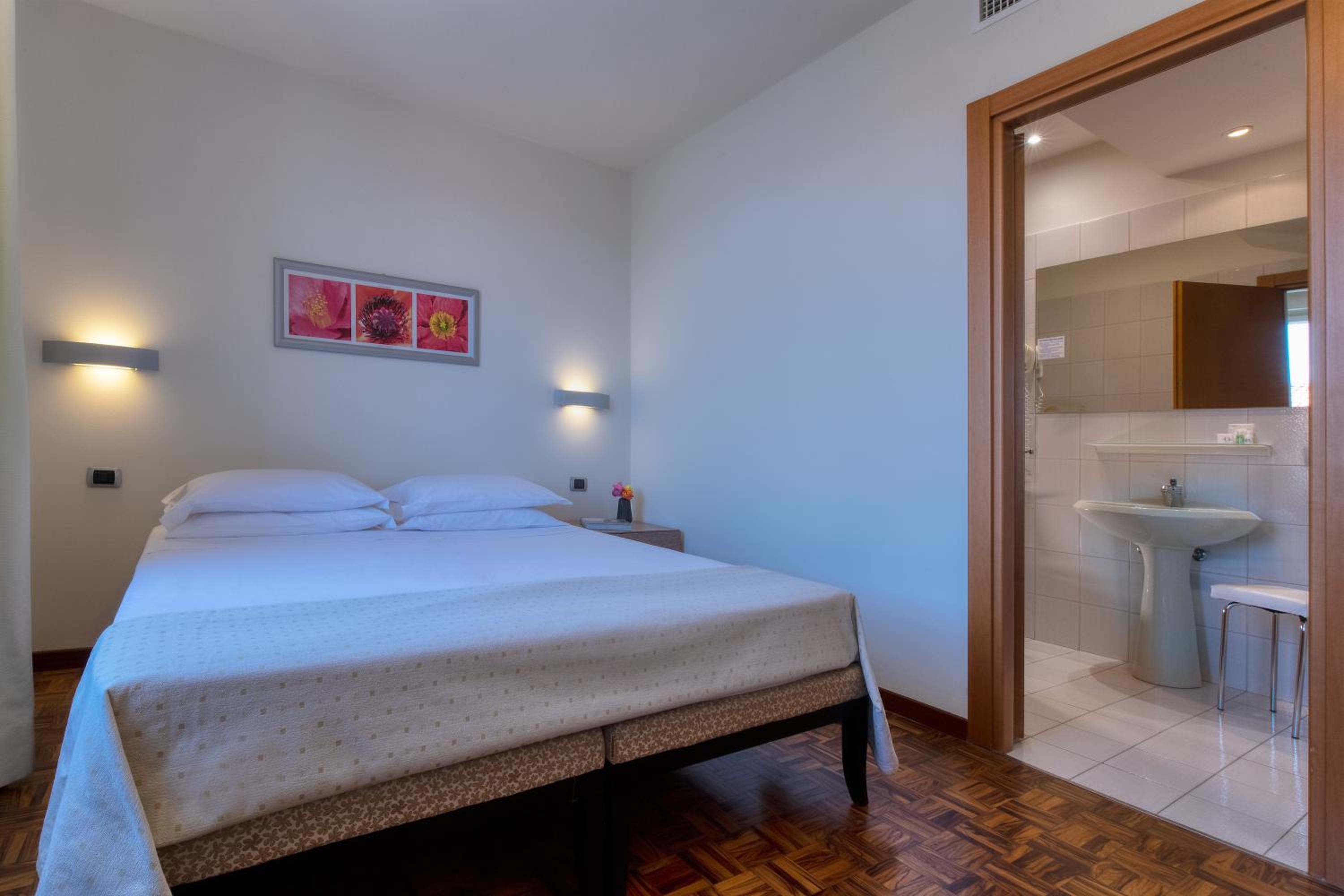 Standard Double or Twin Room - Photo 2