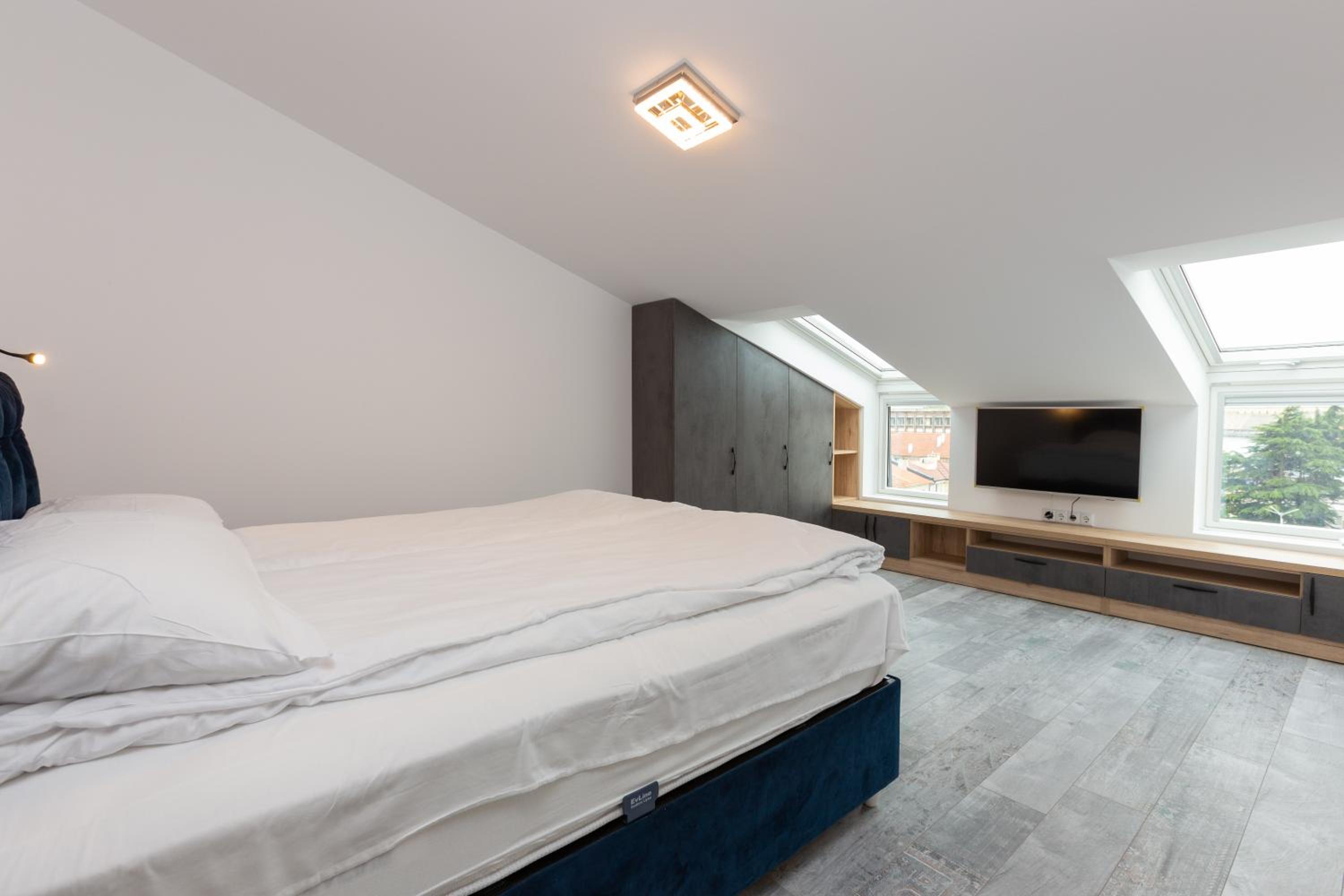 Two-Bedroom Apartment with Balcony and Sea View photo 2