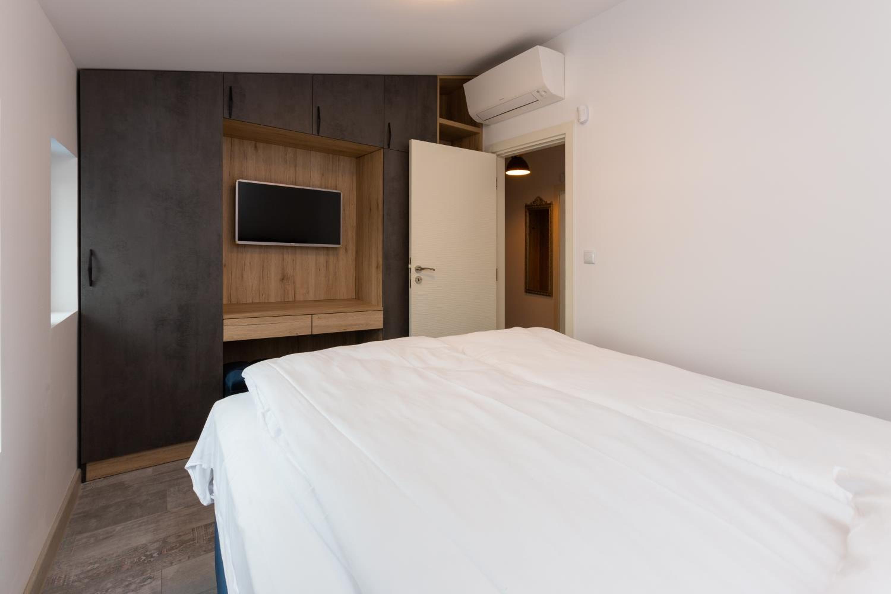 Two-Bedroom Apartment with Balcony and Sea View photo 3