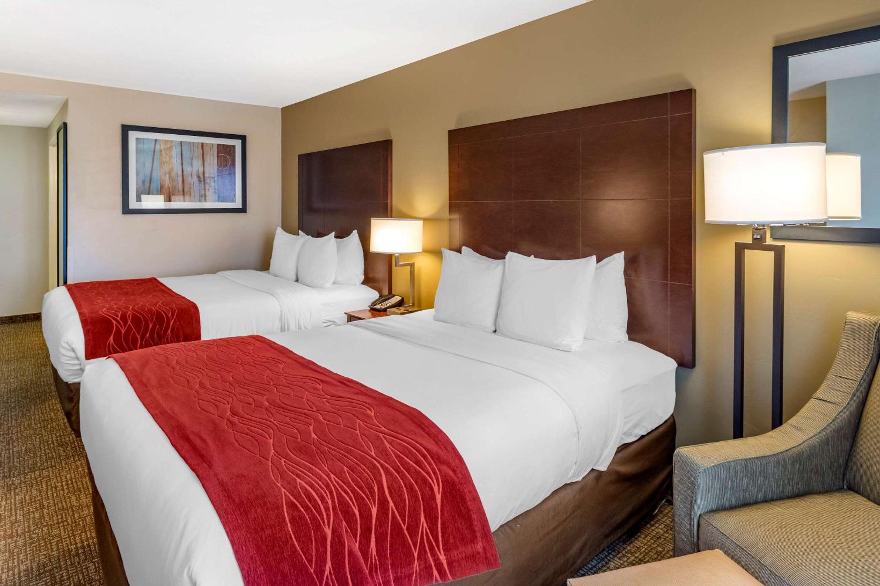 Queen Room with Two Queen Beds - Non-Smoking - Photo 1