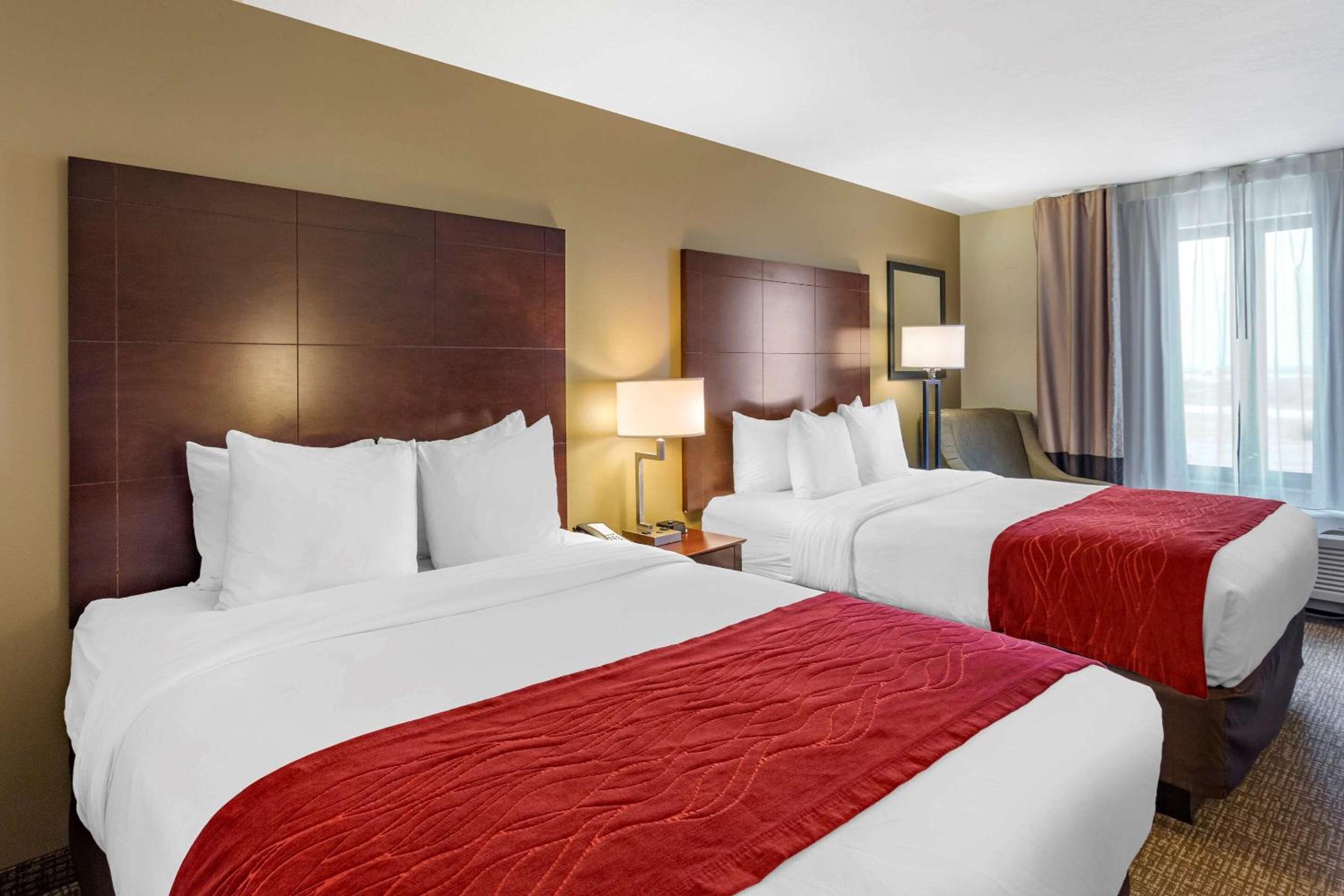 Queen Room with Two Queen Beds - Non-Smoking - Photo 3