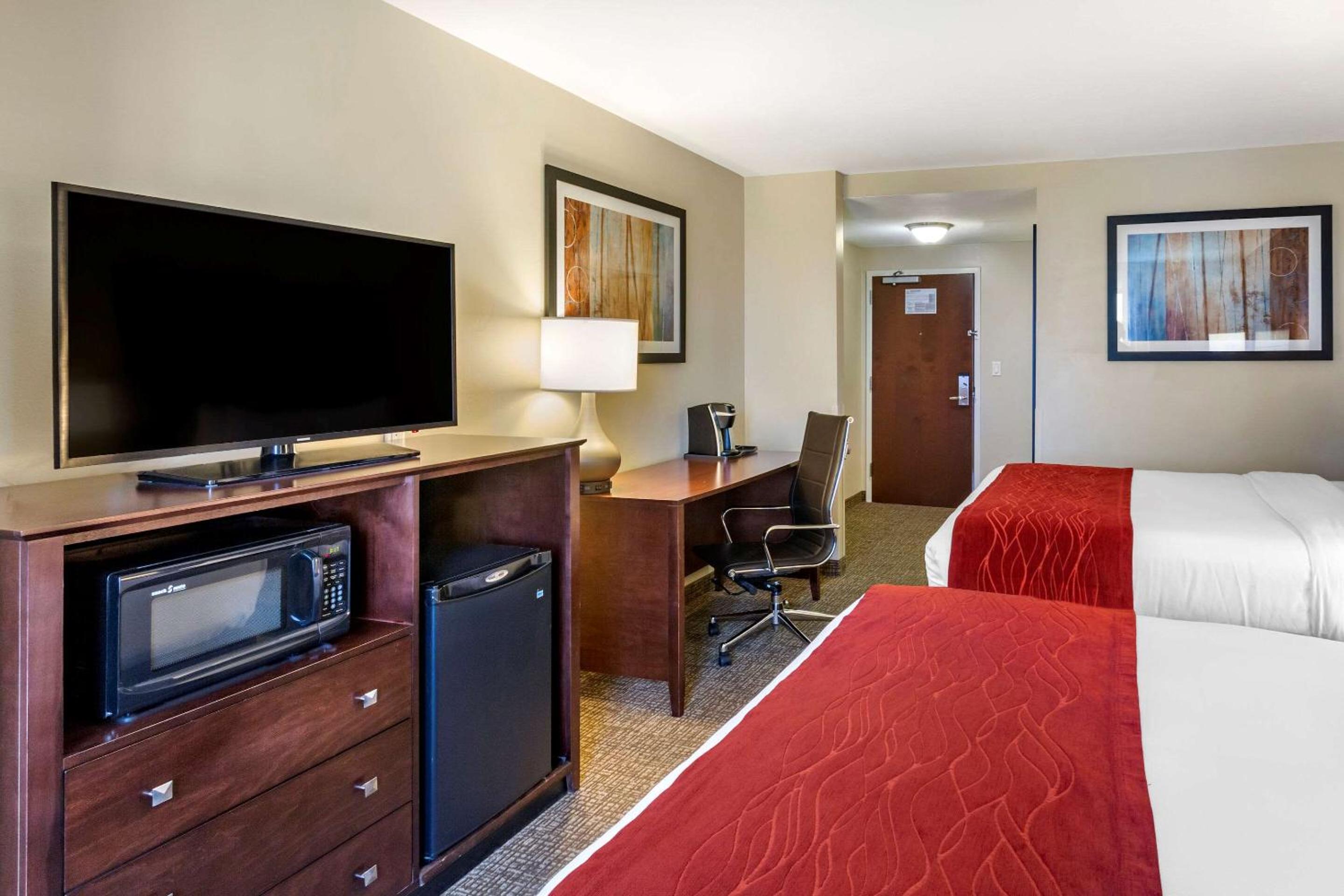 Queen Room with Two Queen Beds - Non-Smoking - Photo 4