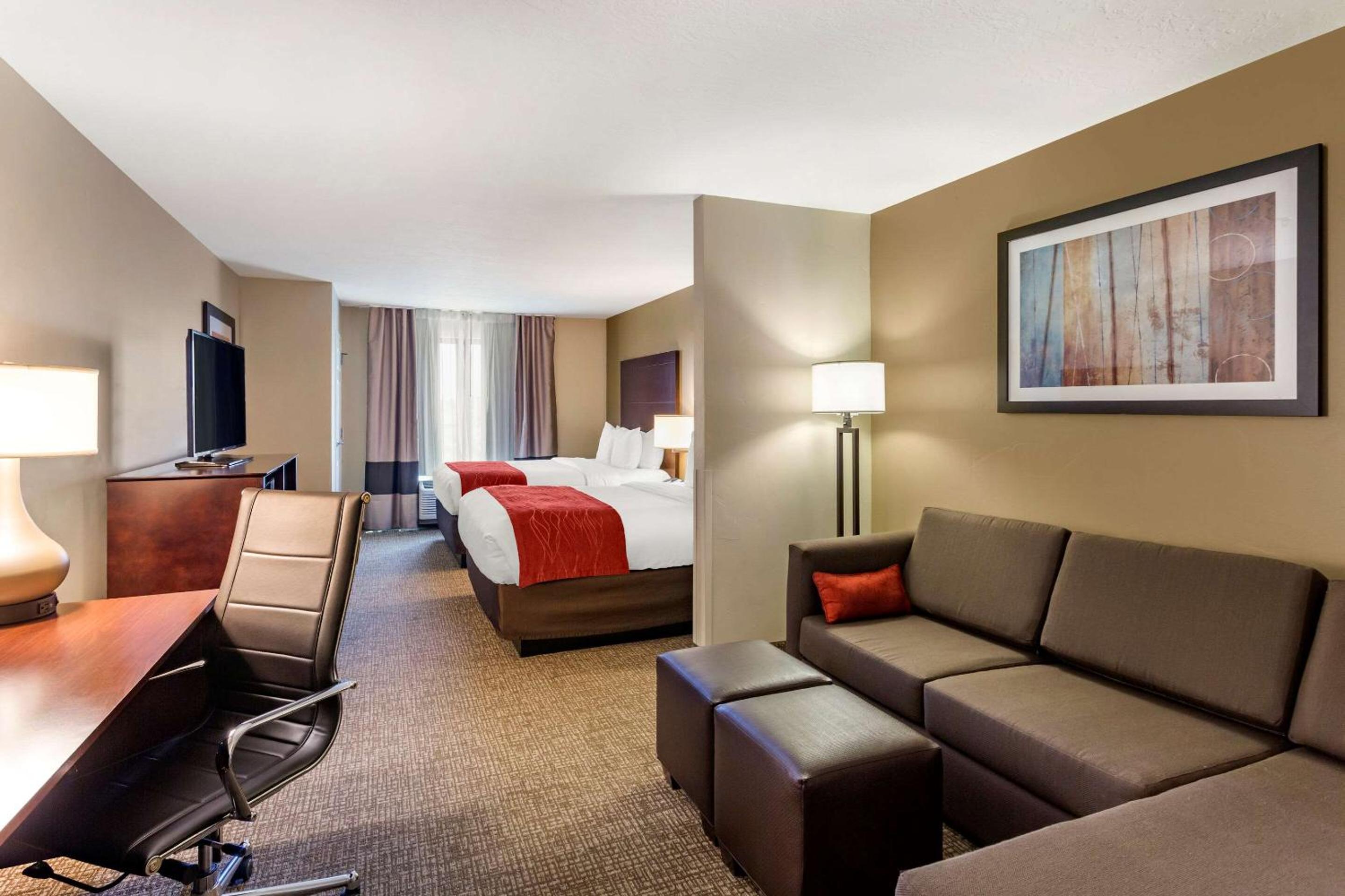 Queen Suite with Two Queen Beds - Non-Smoking - Photo 1