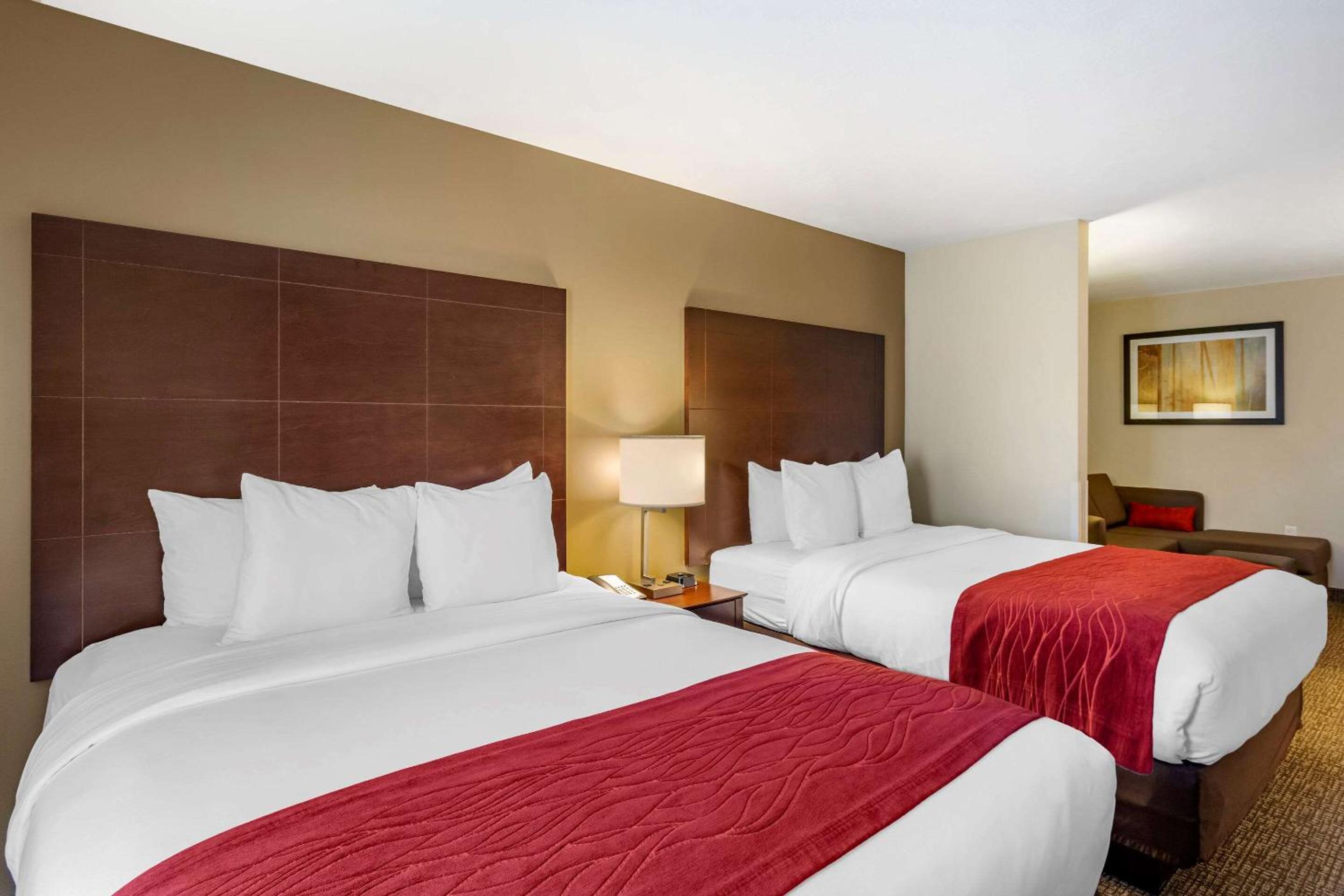 Queen Suite with Two Queen Beds - Non-Smoking - Photo 2