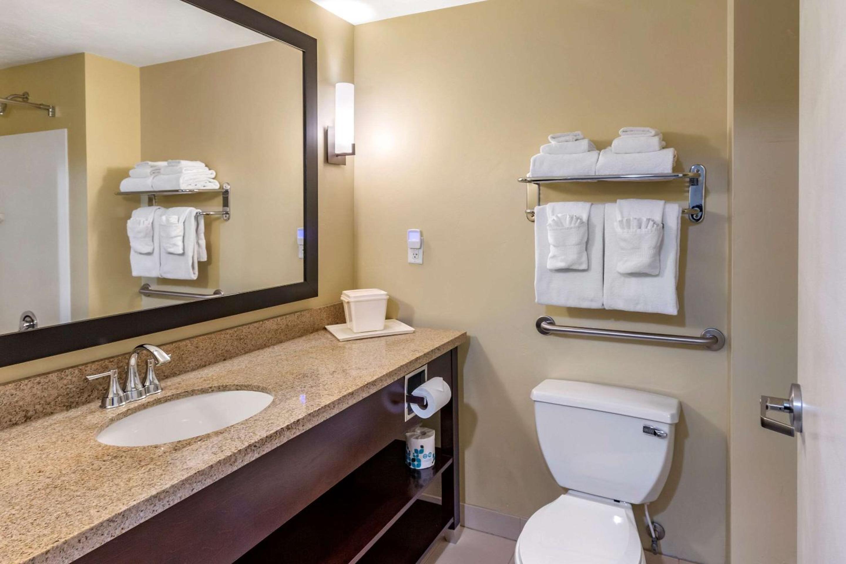 Queen Suite with Two Queen Beds - Non-Smoking - Photo 4
