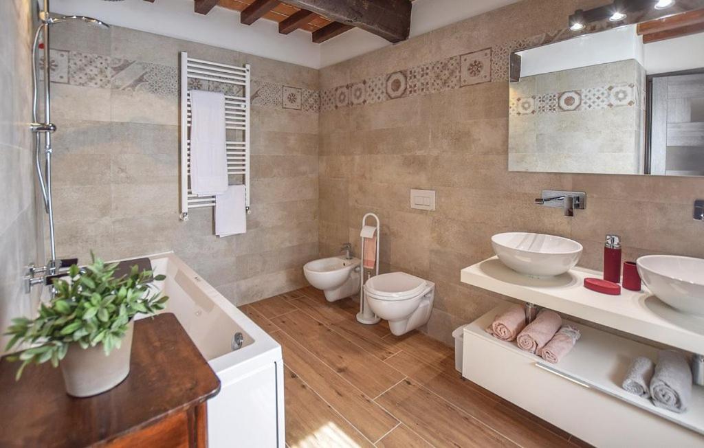 Three-Bedroom House - Photo 10
