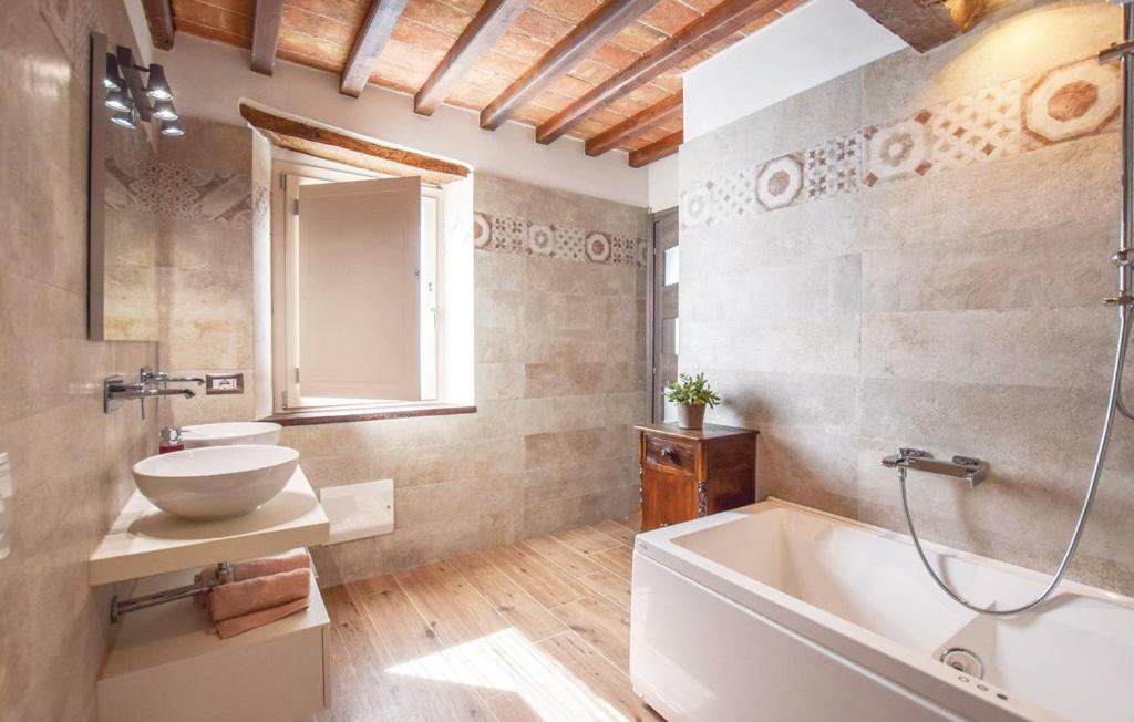 Three-Bedroom House - Photo 7