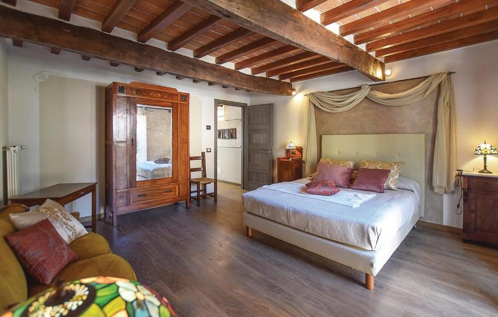 Three-Bedroom House - Photo 2