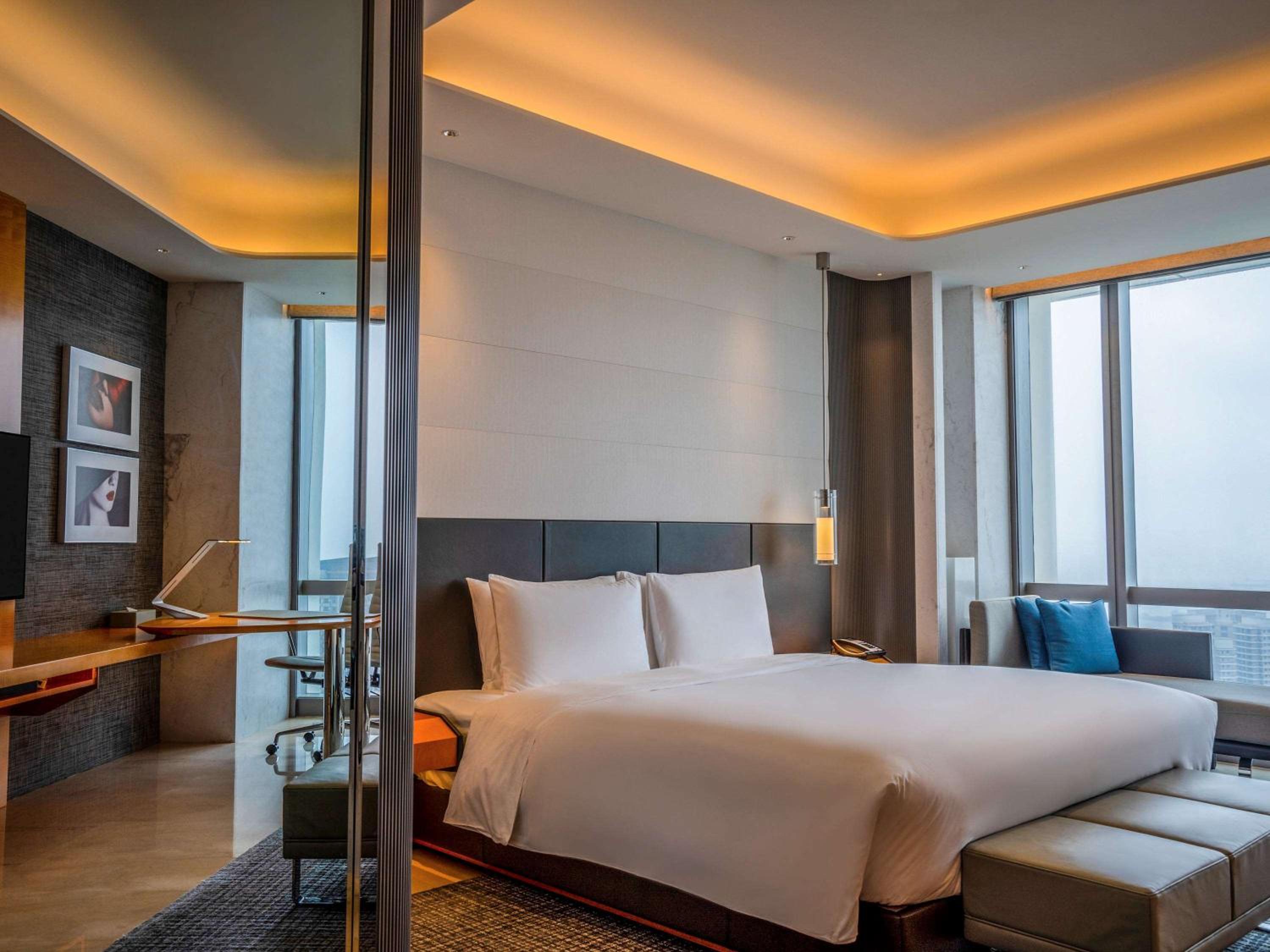 Luxury Club Room, 1 King Bed, Ocean View - Photo 2