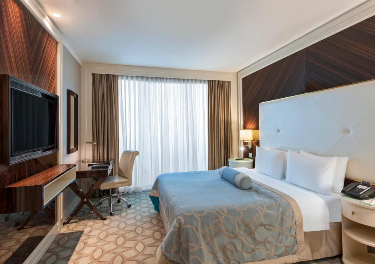 Deluxe Room with Queen Size Bed photo 1