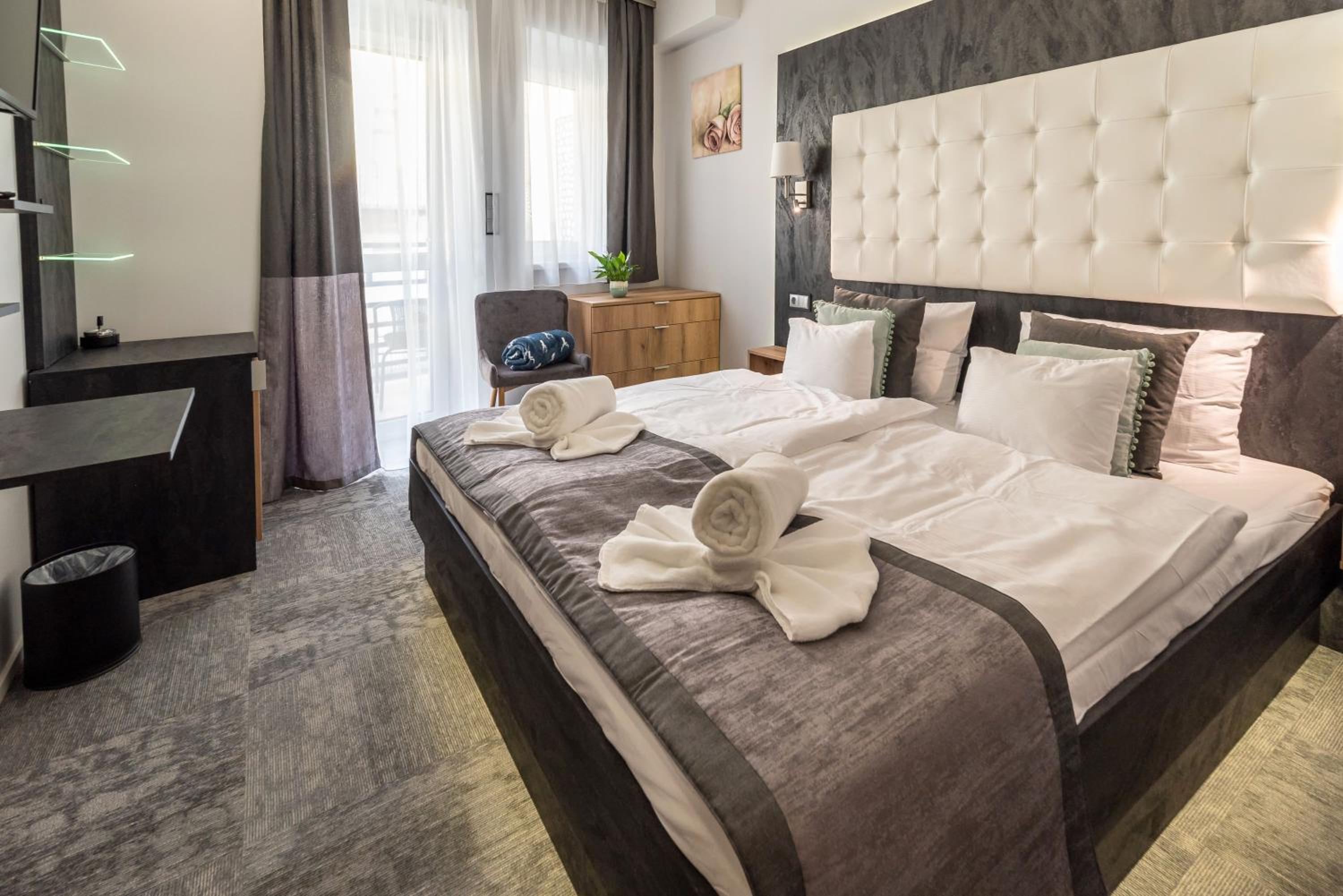 Deluxe Double Room with Balcony photo 3