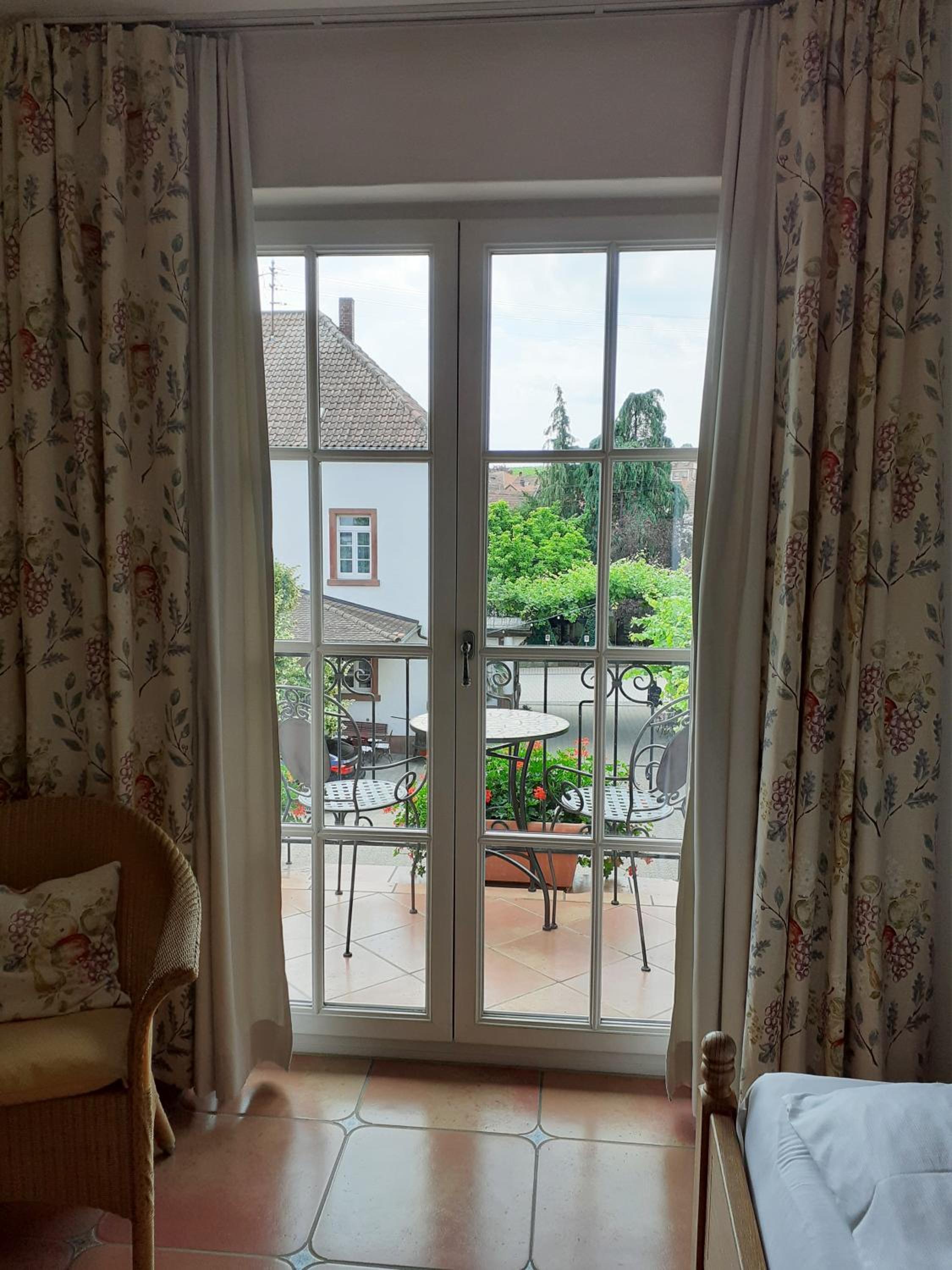 Double Room with Balcony - Photo 3