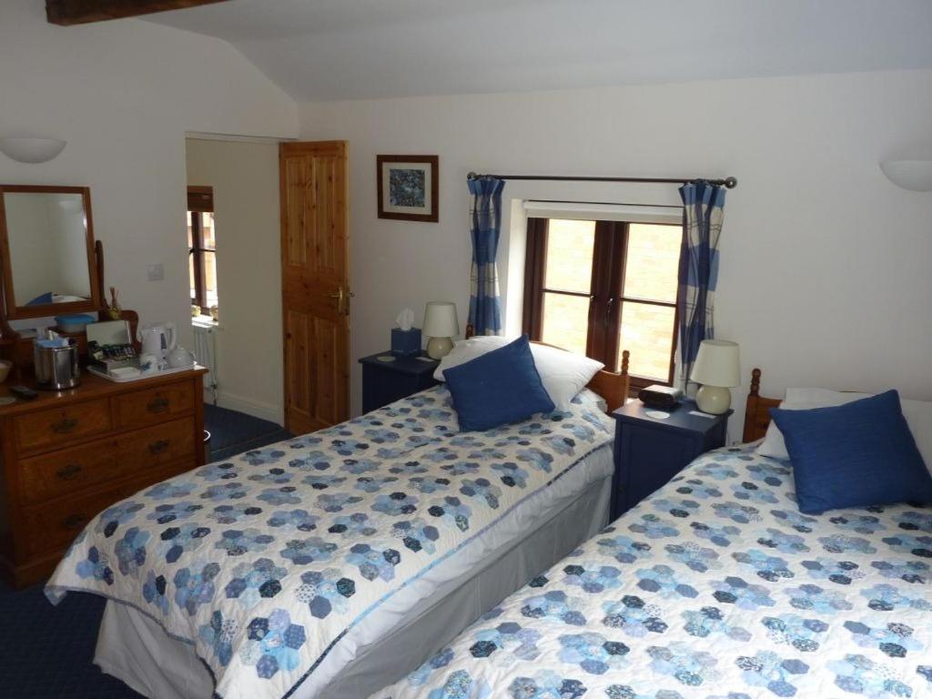 Twin Room with Private Bathroom photo 2