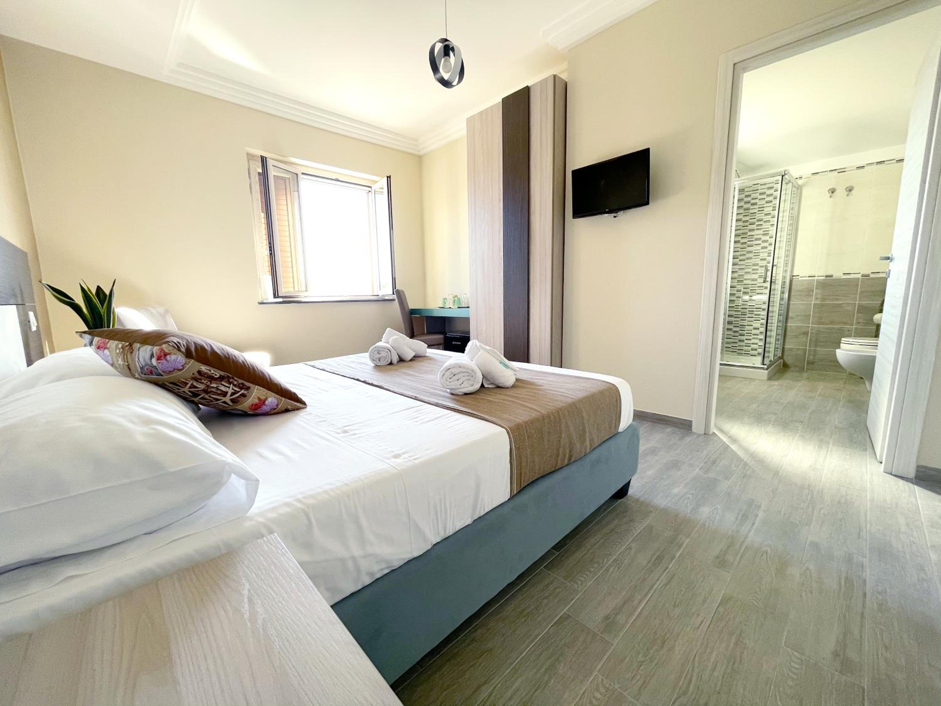 Triple Room with Private Bathroom - Photo 9