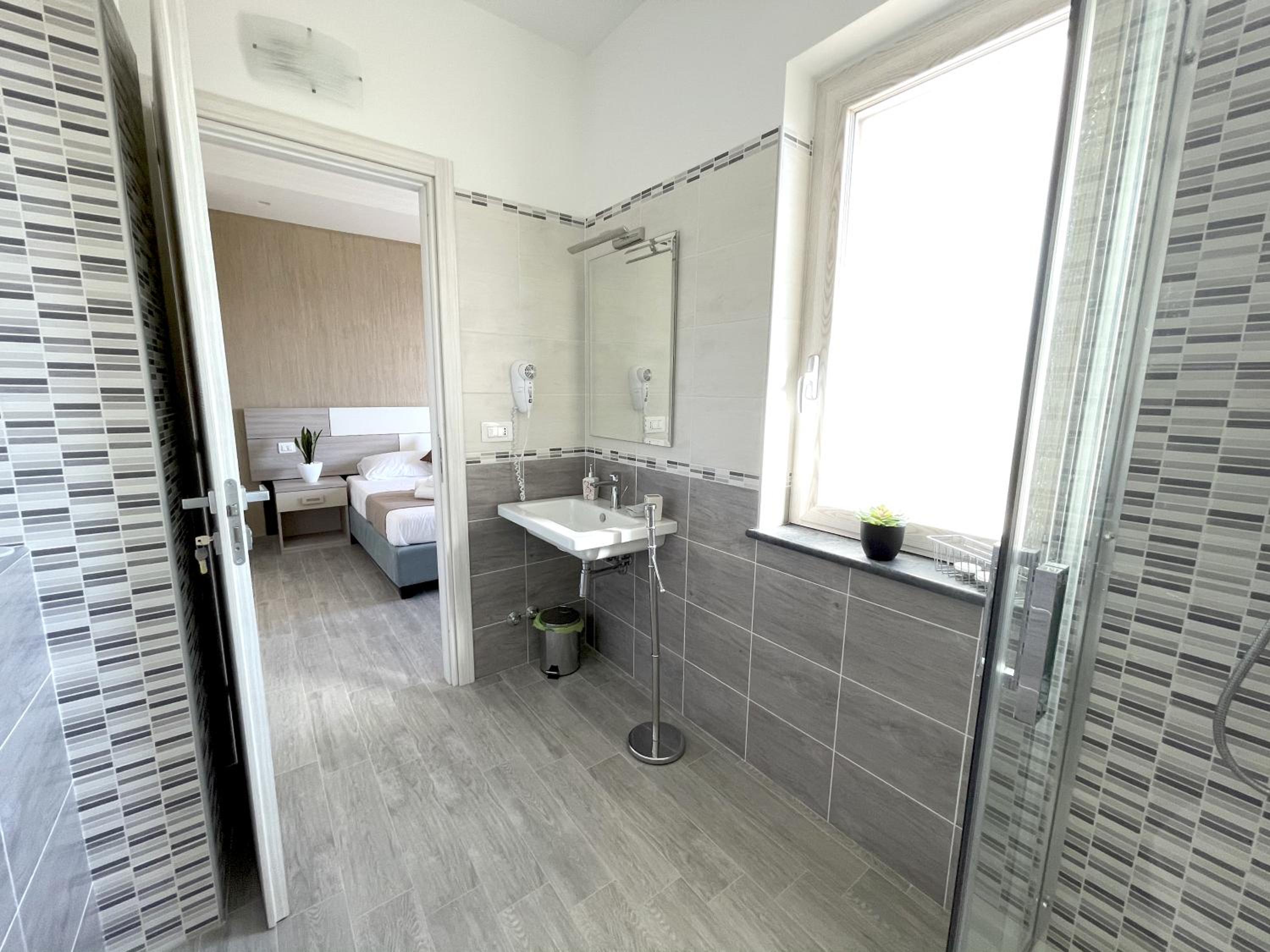 Triple Room with Private Bathroom - Photo 2