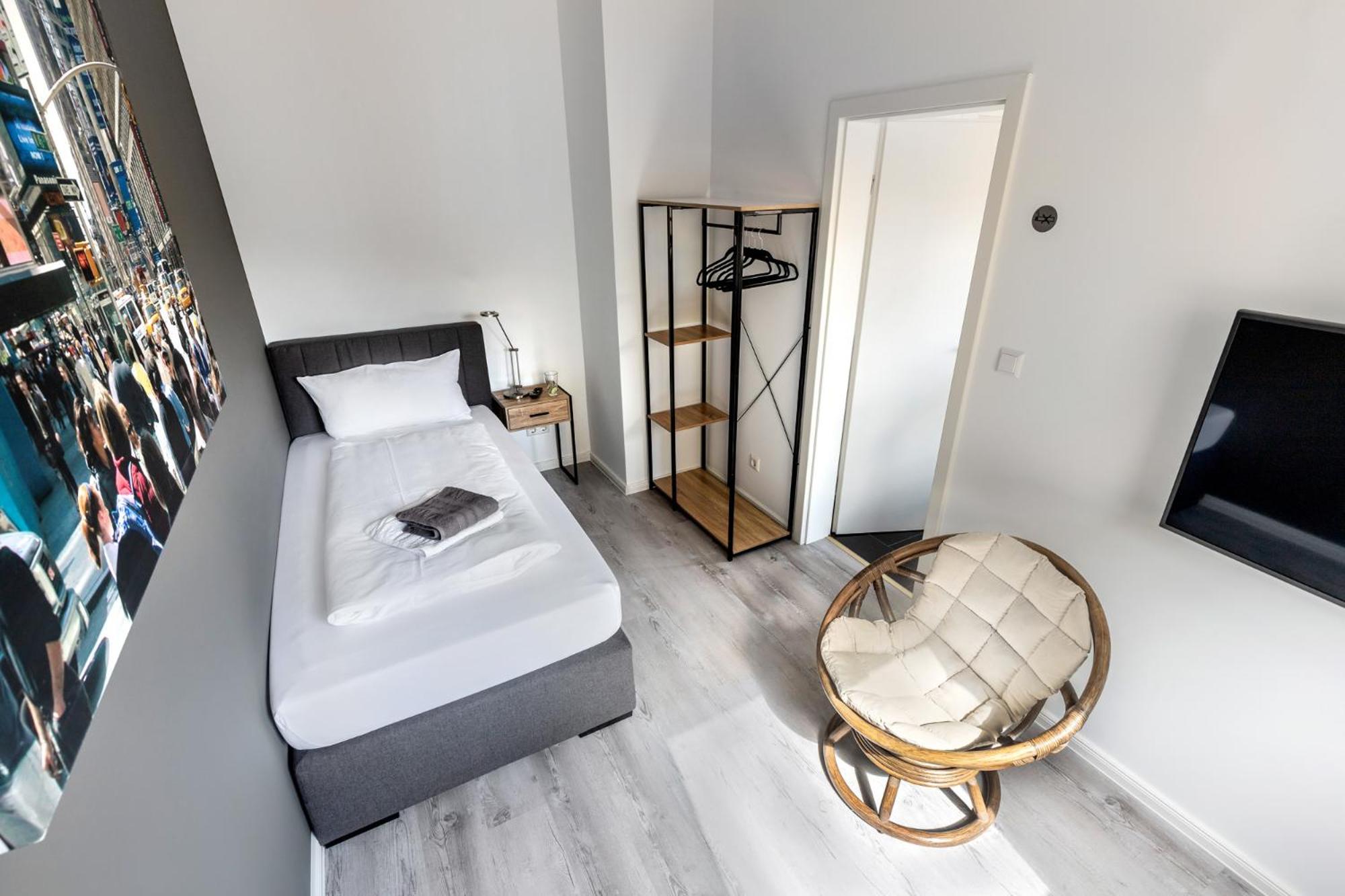 Single Room with Shared Bathroom photo 1