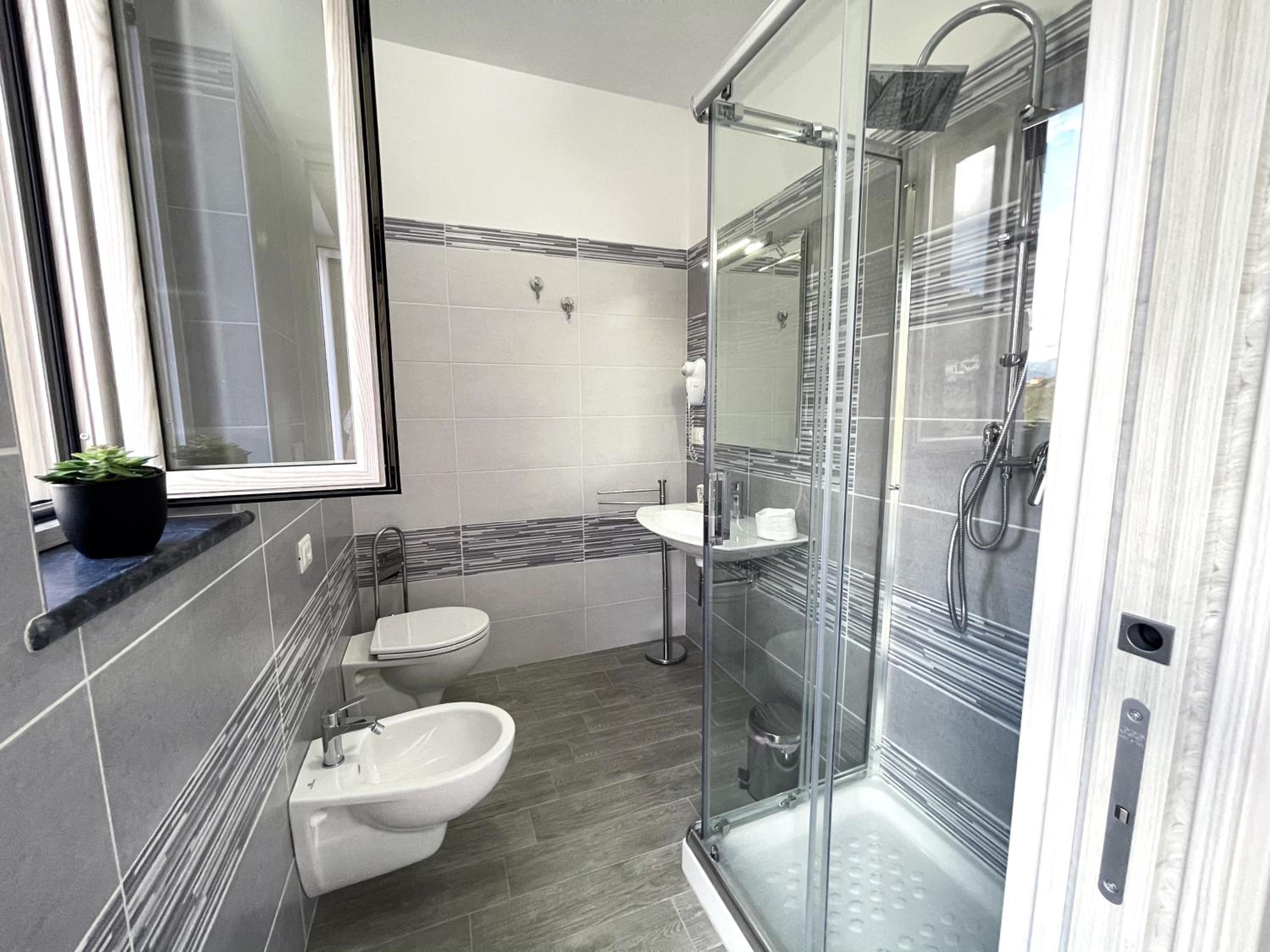 Double Room with Private Bathroom - Photo 3