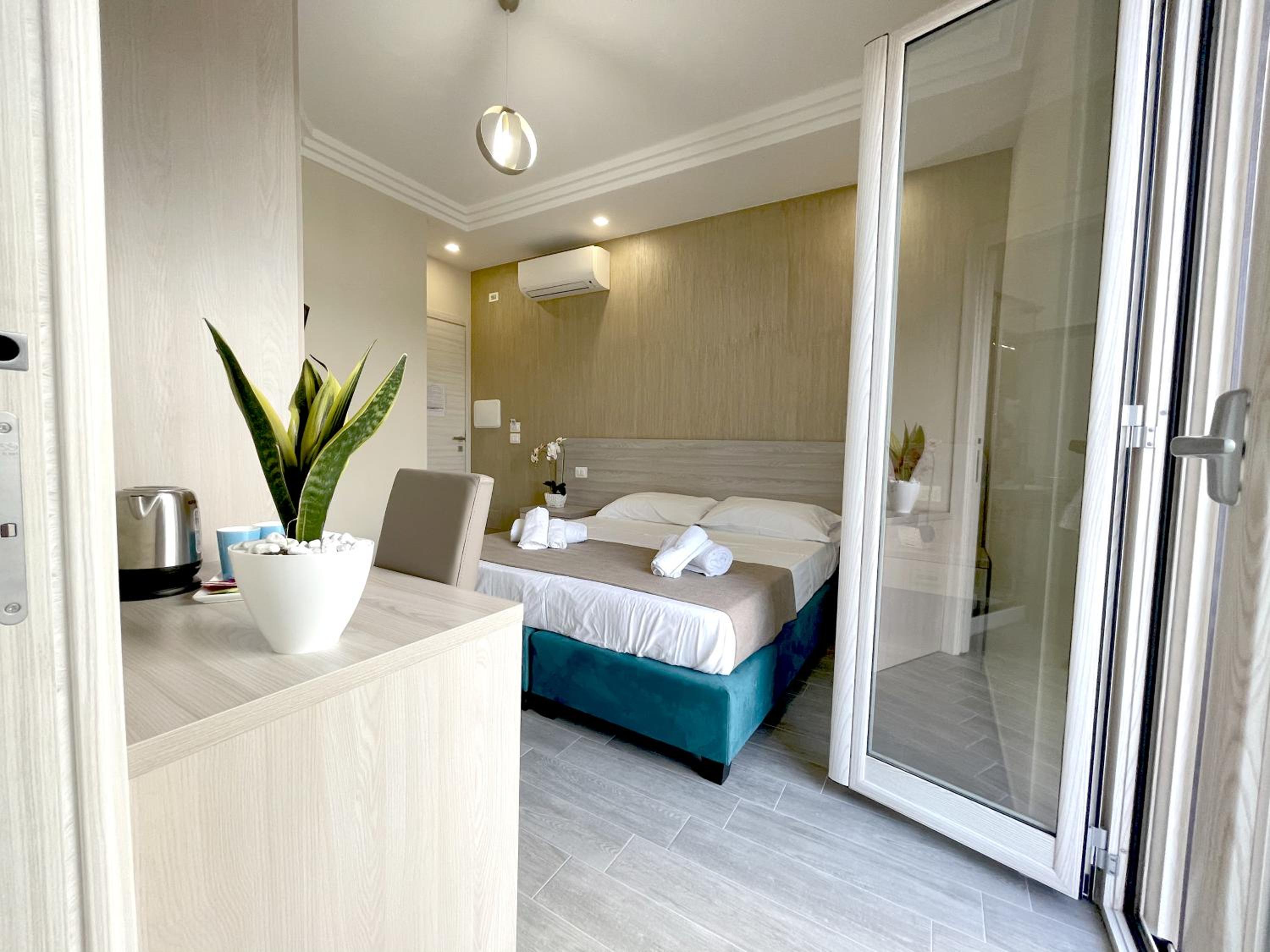 Double Room with Private Bathroom - Photo 8