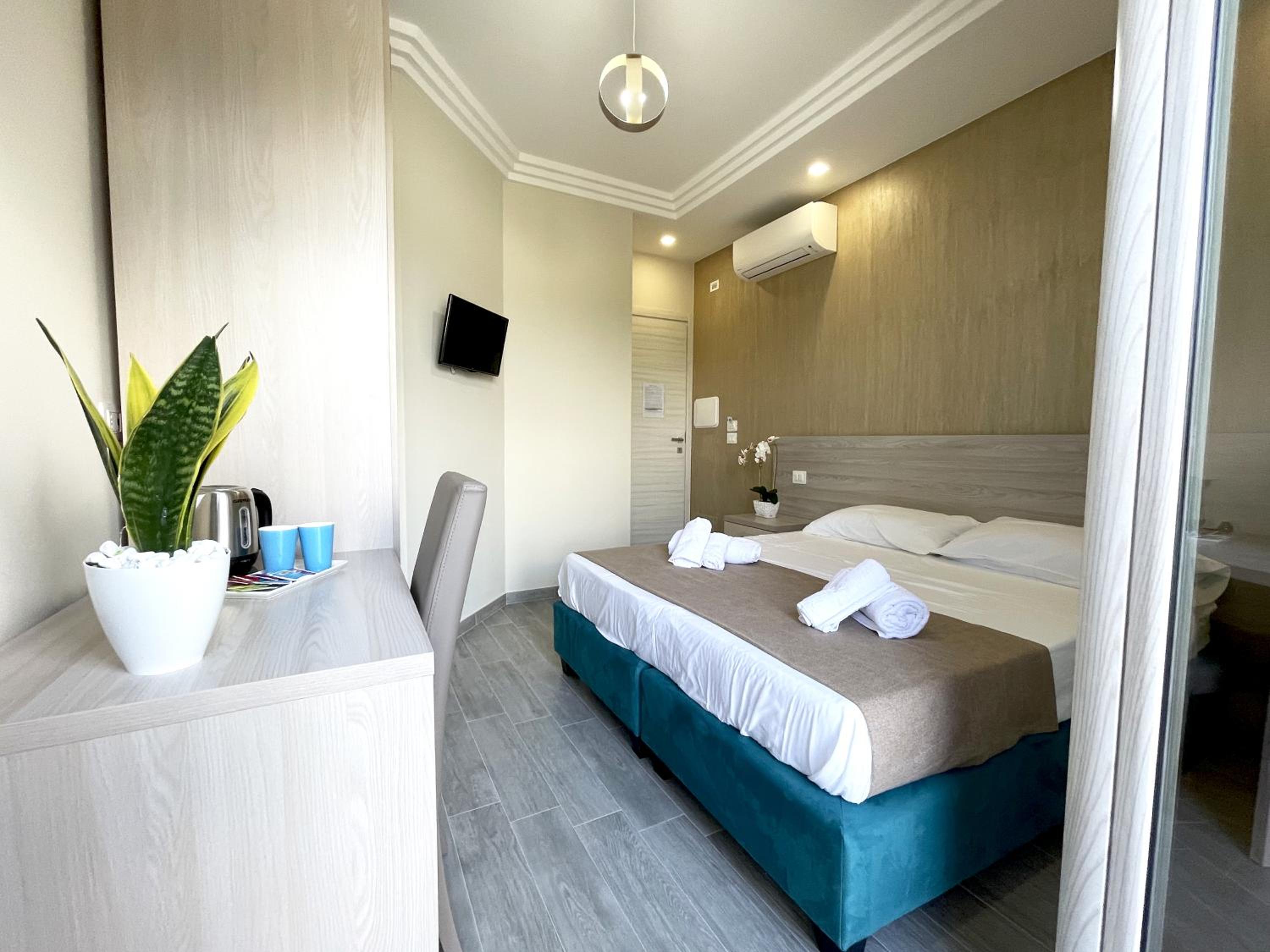 Double Room with Private Bathroom - Photo 7