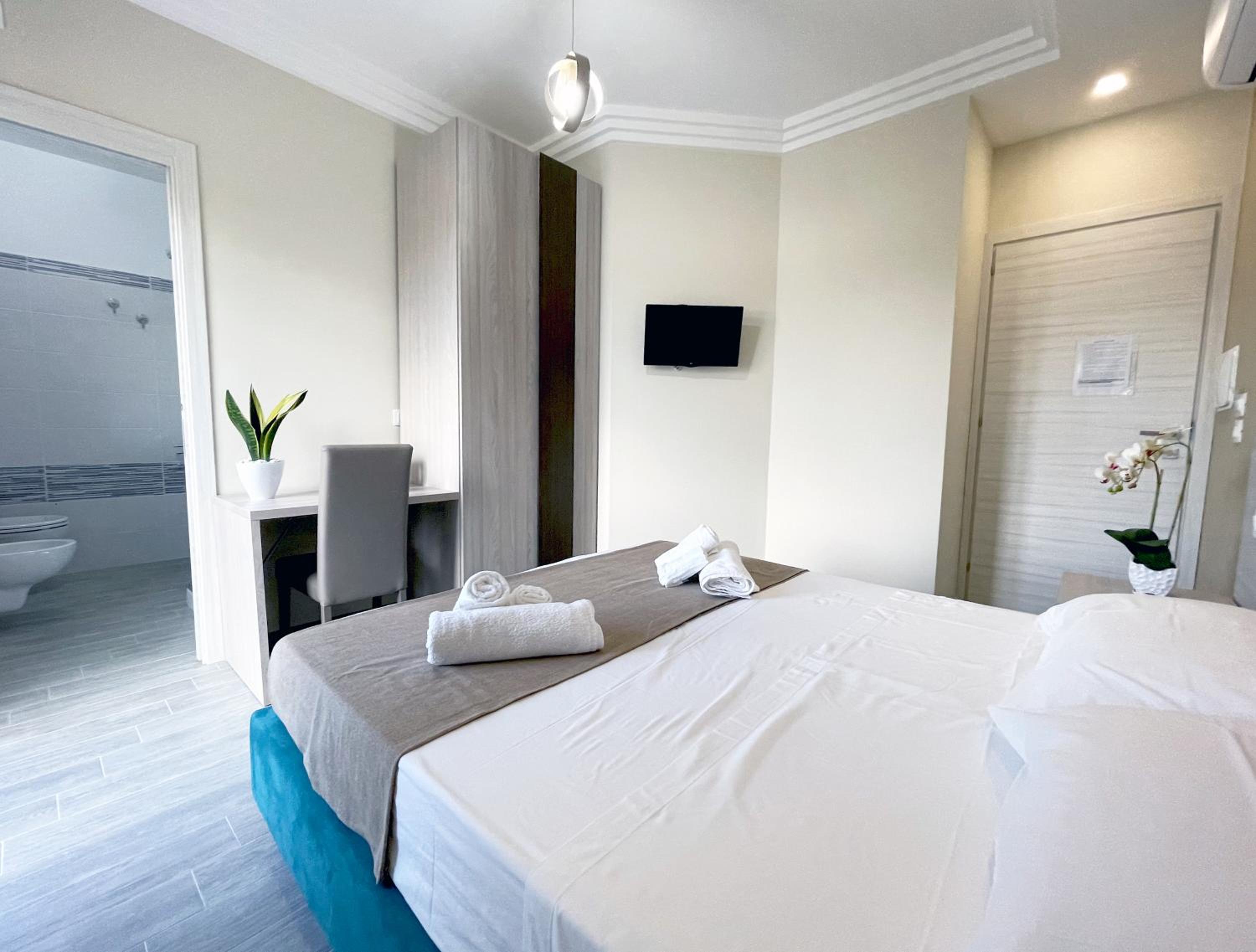 Double Room with Private Bathroom - Photo 6