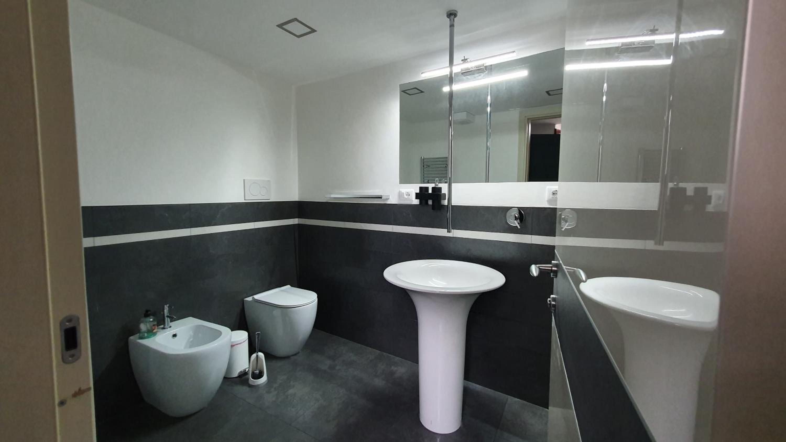 Deluxe Double Room with Shower - Photo 5