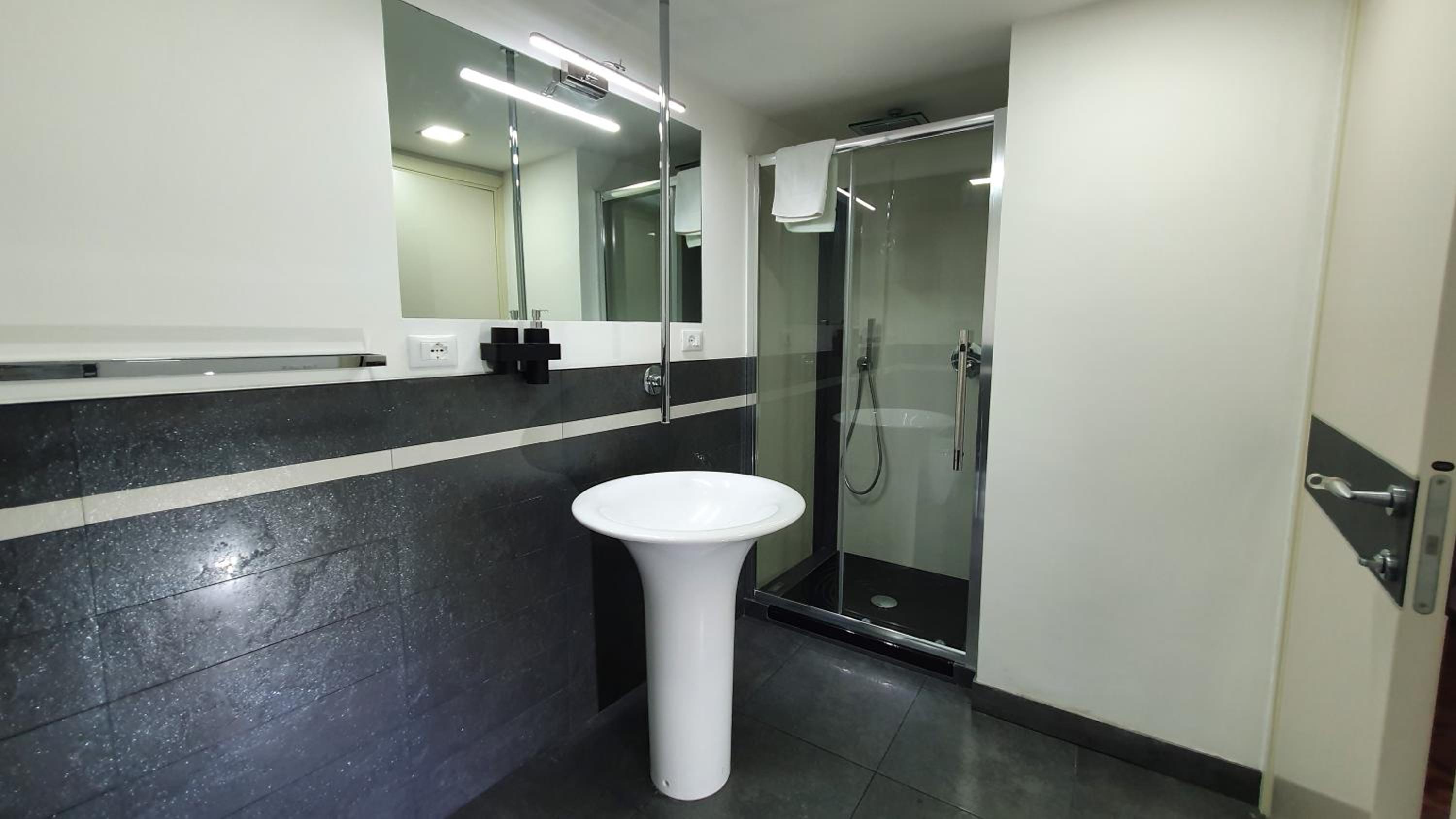 Deluxe Double Room with Shower - Photo 7