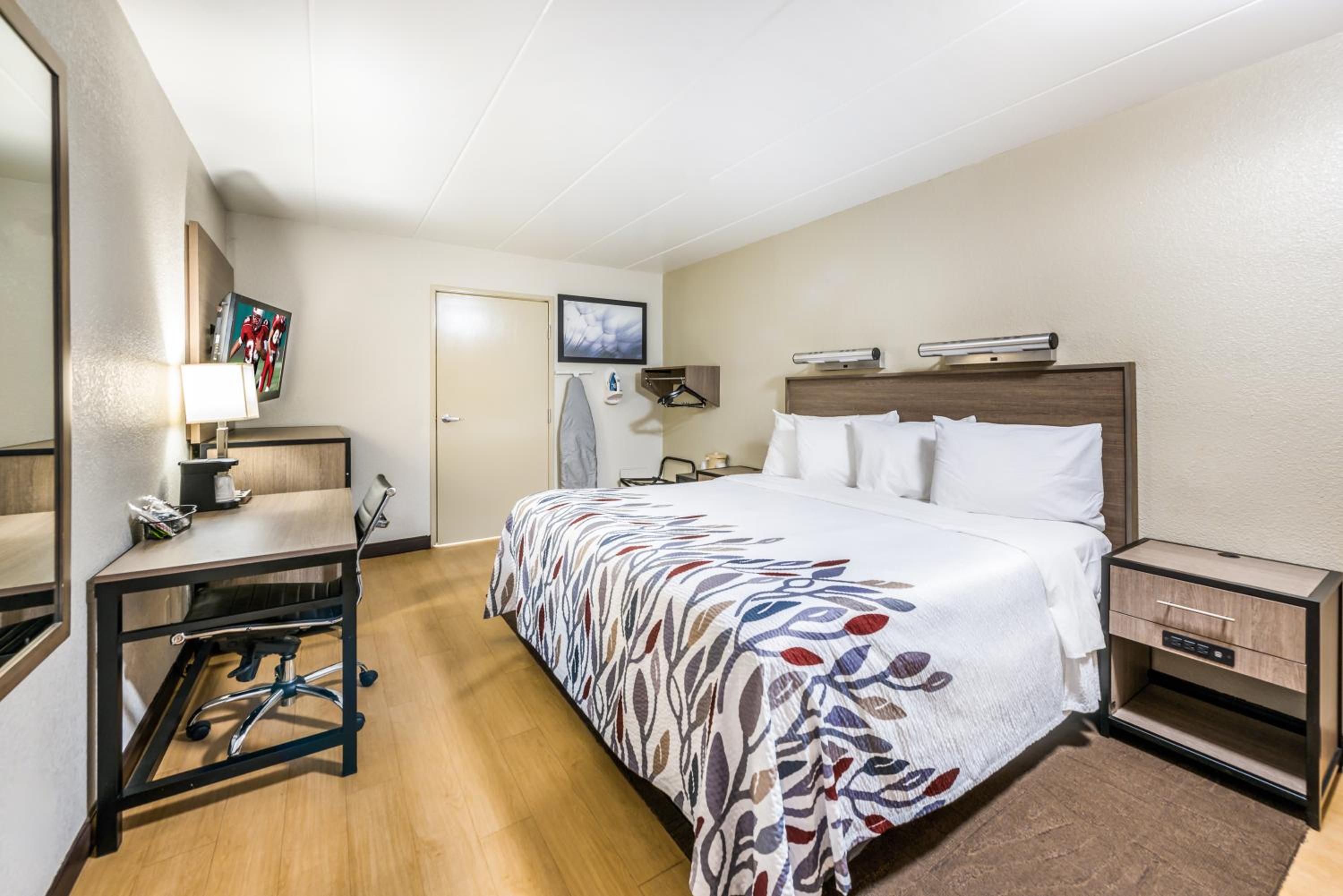 Deluxe King Room Disability Access Smoke Free - Photo 1