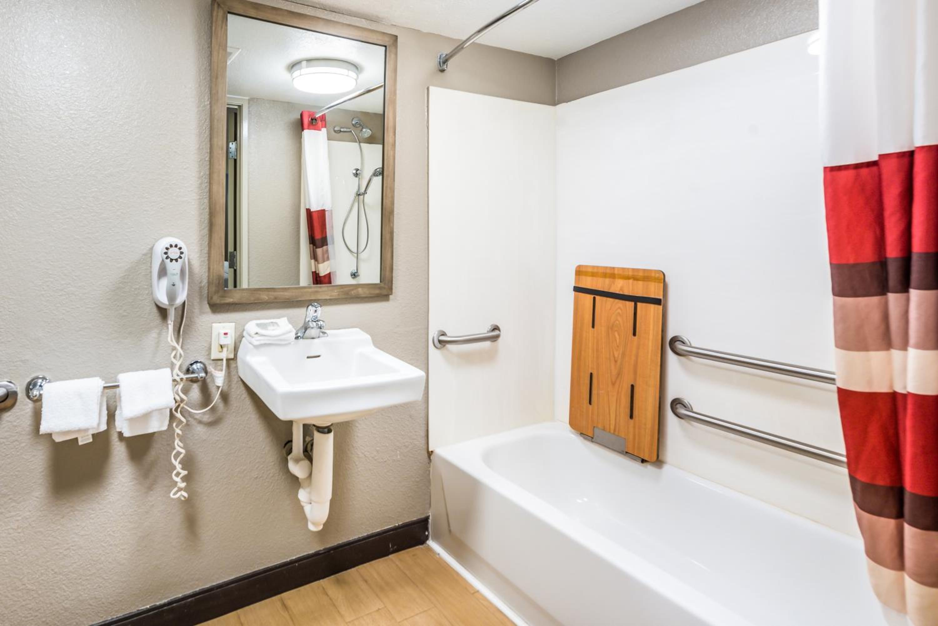 Superior King Room Disability Access Smoke Free - Photo 4