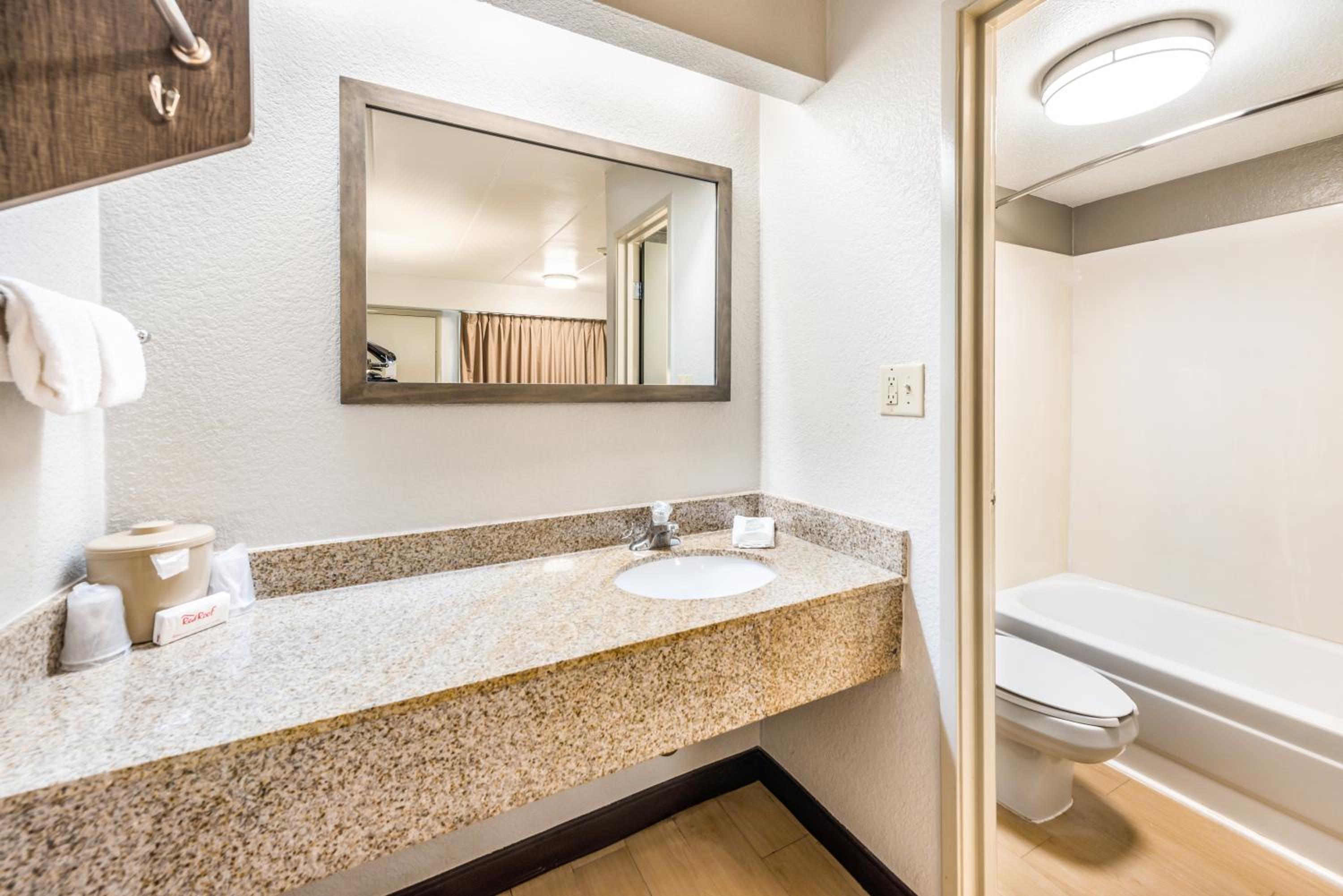 Deluxe Room With Two Double Beds Smoke Free - Photo 2